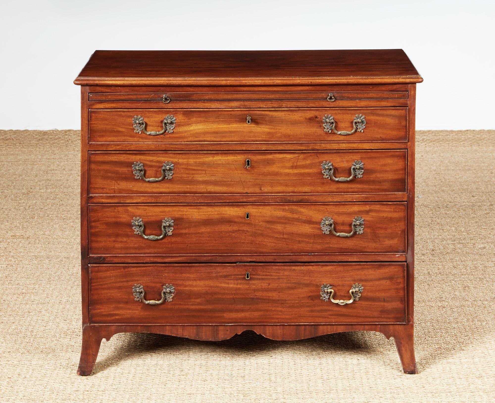 Georgian Mahogany Bachelor's Chest For Sale 4