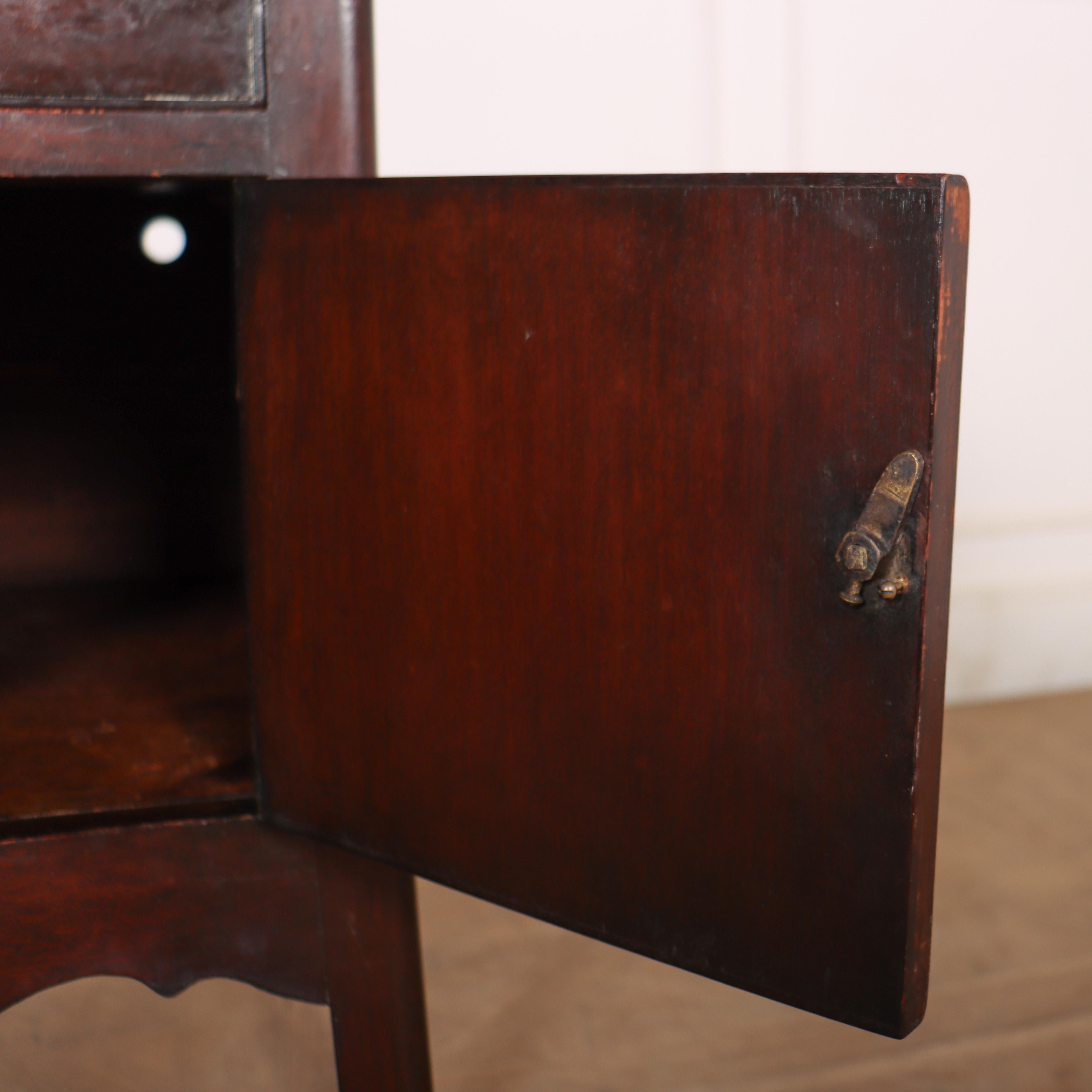 Georgian Mahogany Bedside Cupboard In Good Condition For Sale In Leamington Spa, Warwickshire