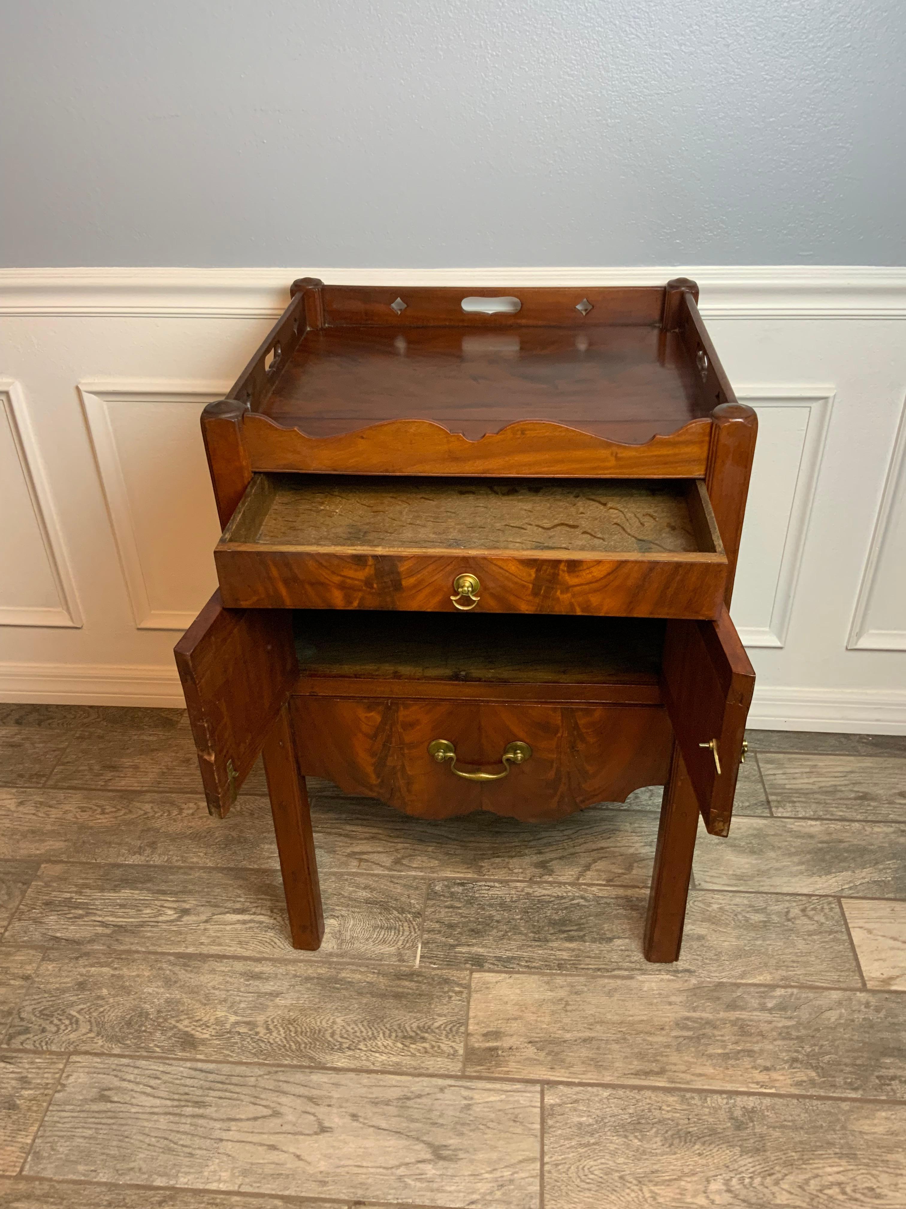 Eine schöne frühe georgianische Mahagoni Nachttisch mit einer großen Farbe und Patina. Originale Hardware und Oberfläche.  Eine Schublade über zwei Türen mit einer Ablagefläche über einer ausziehbaren Stufe, die die originale grüne Lederoberfläche