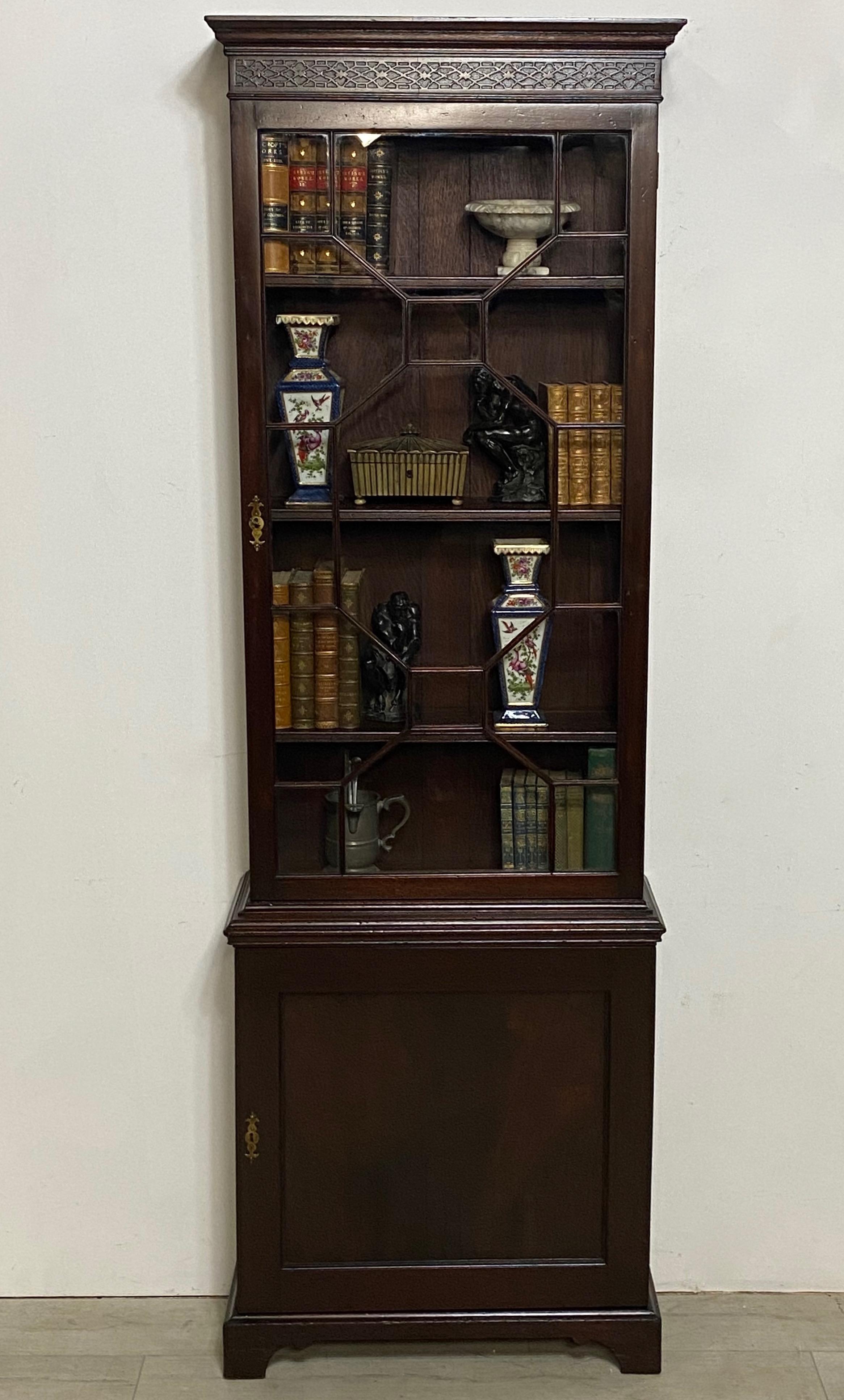 Georgian Mahogany Bookcase Cabinet, English 19th Century In Good Condition For Sale In San Francisco, CA