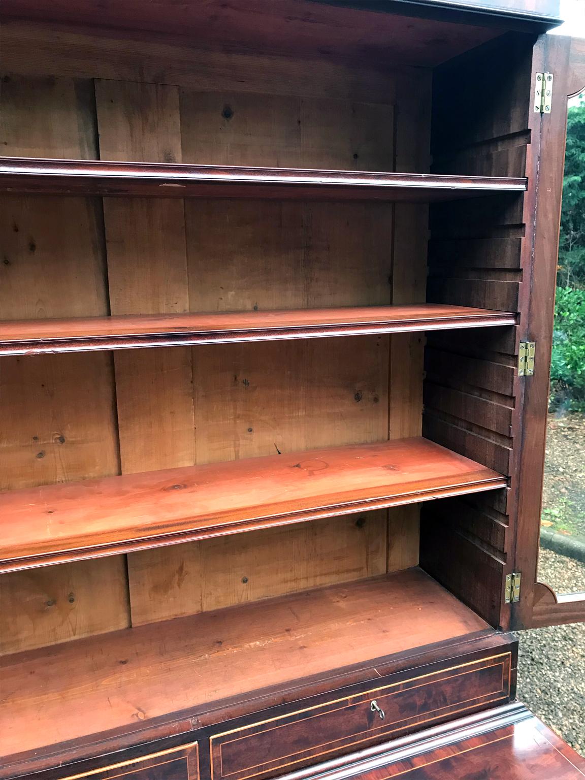 Georgian Mahogany Bookcase and Cupboard In Good Condition In Richmond, London, Surrey
