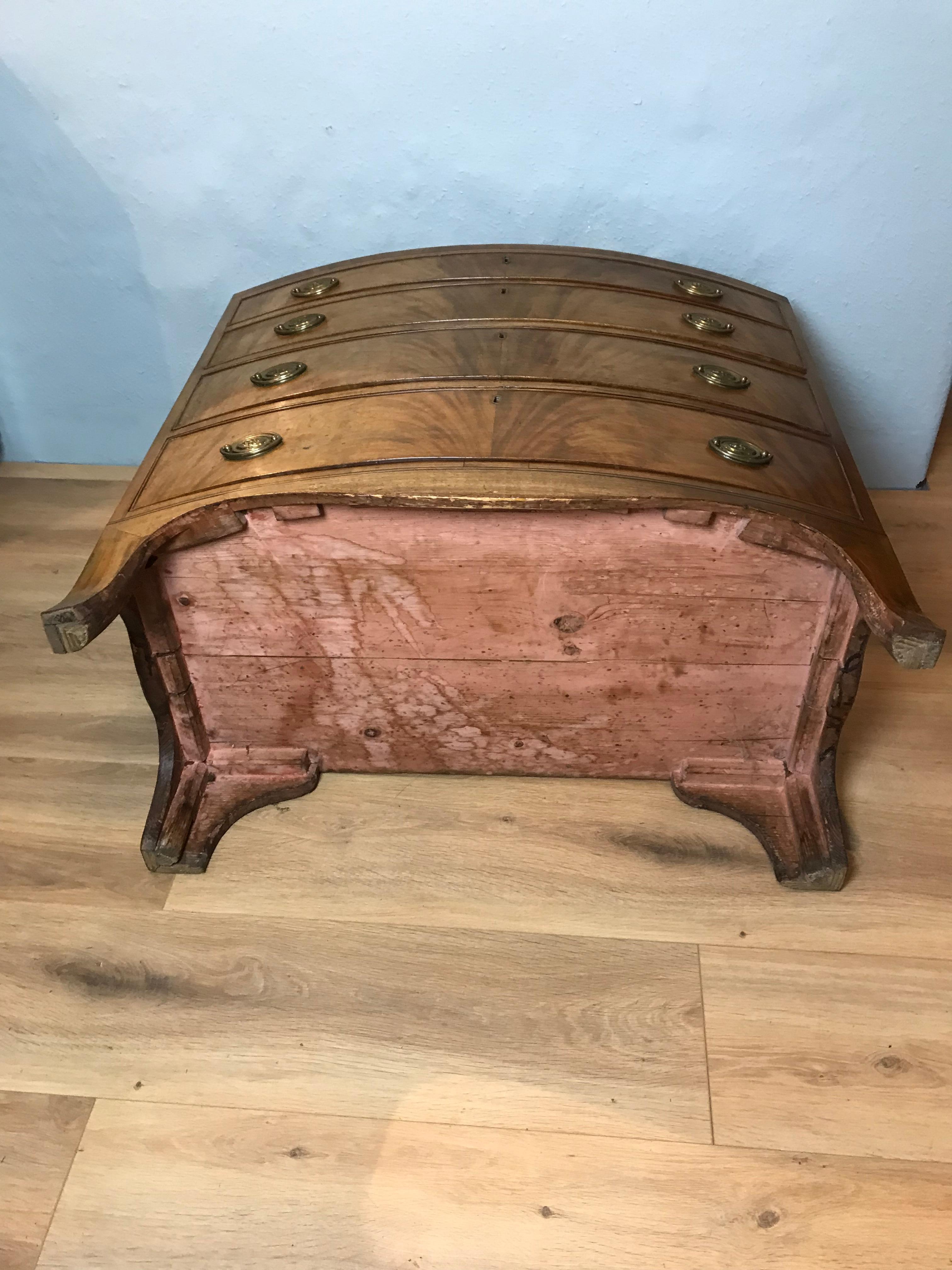 Georgian Mahogany Bow Front Chest of Drawers For Sale 5
