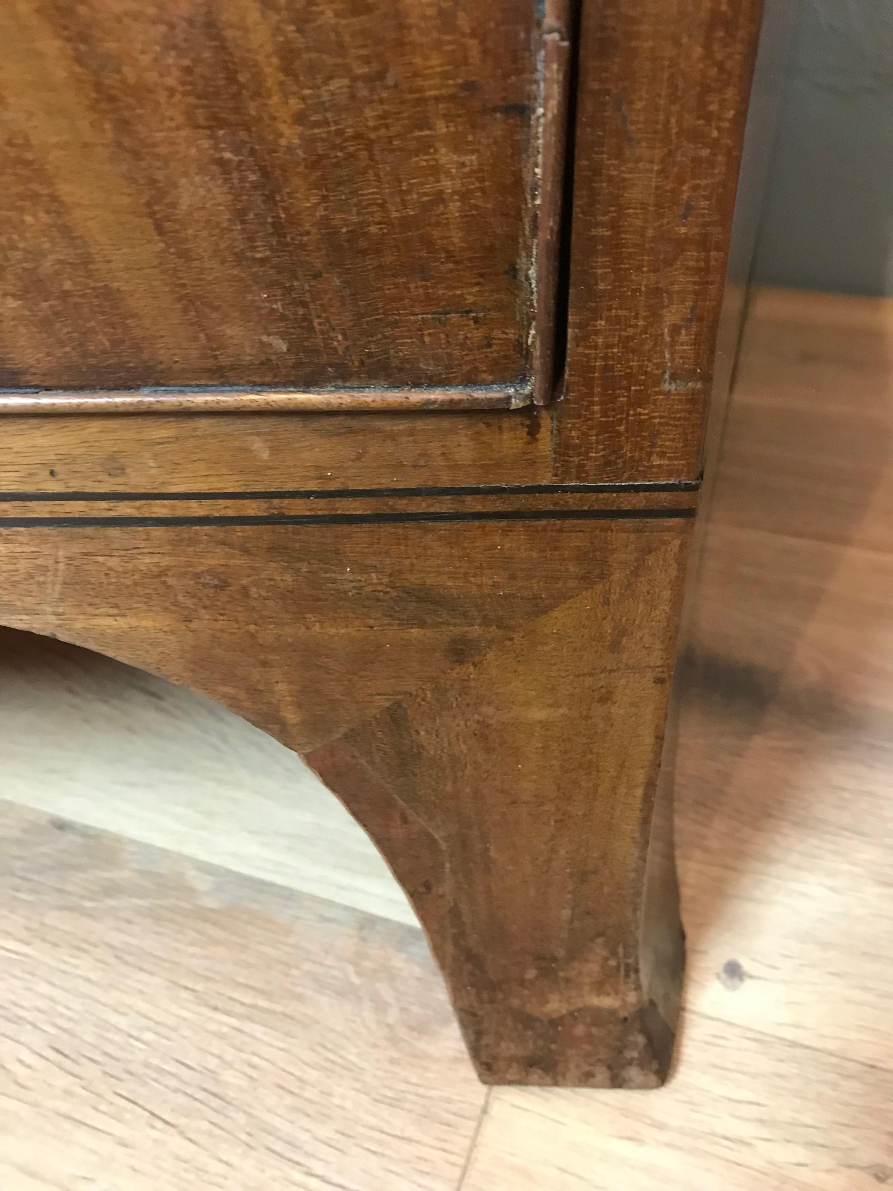 Georgian Mahogany Bow Front Chest of Drawers For Sale 1