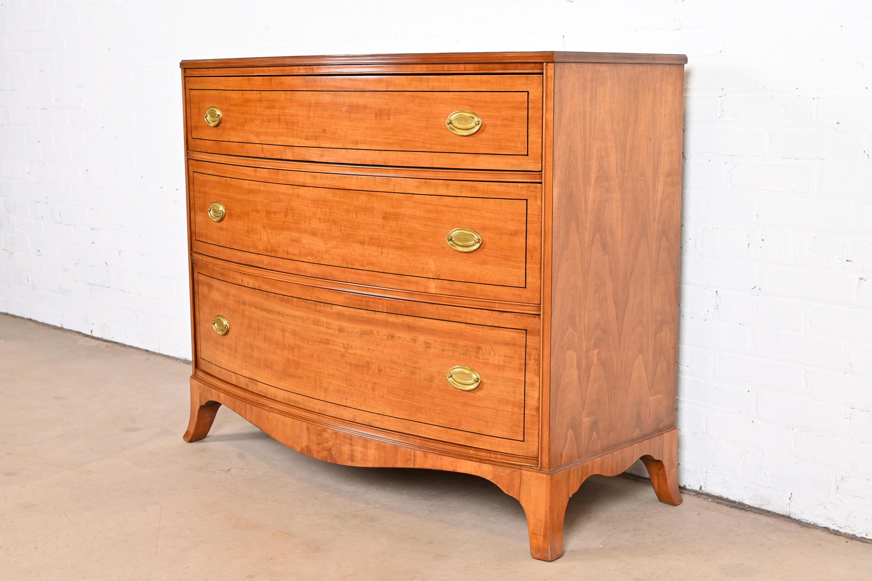 Georgian Mahogany Bow Front Chest of Drawers in the Manner of Baker Furniture In Good Condition In South Bend, IN