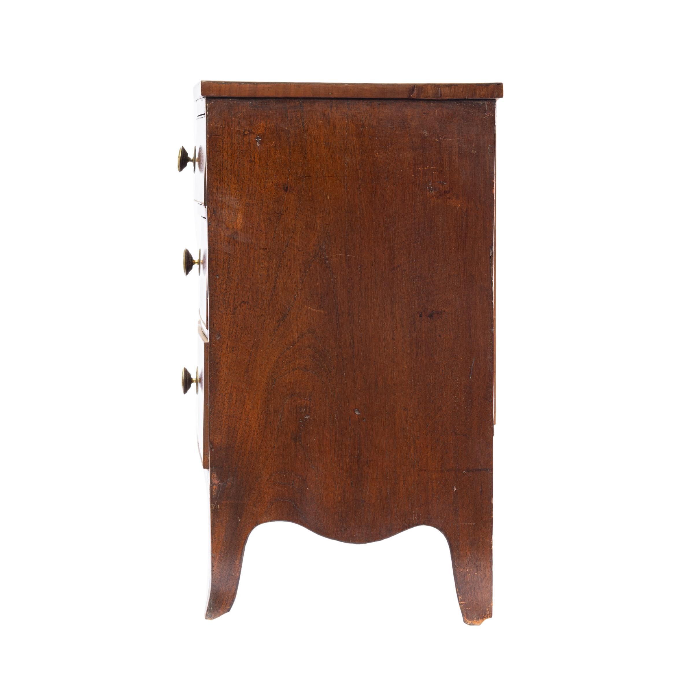Hand-Crafted Georgian Mahogany Bow-Front Chest of Drawers with Satinwood Inlay, ca. 1820
