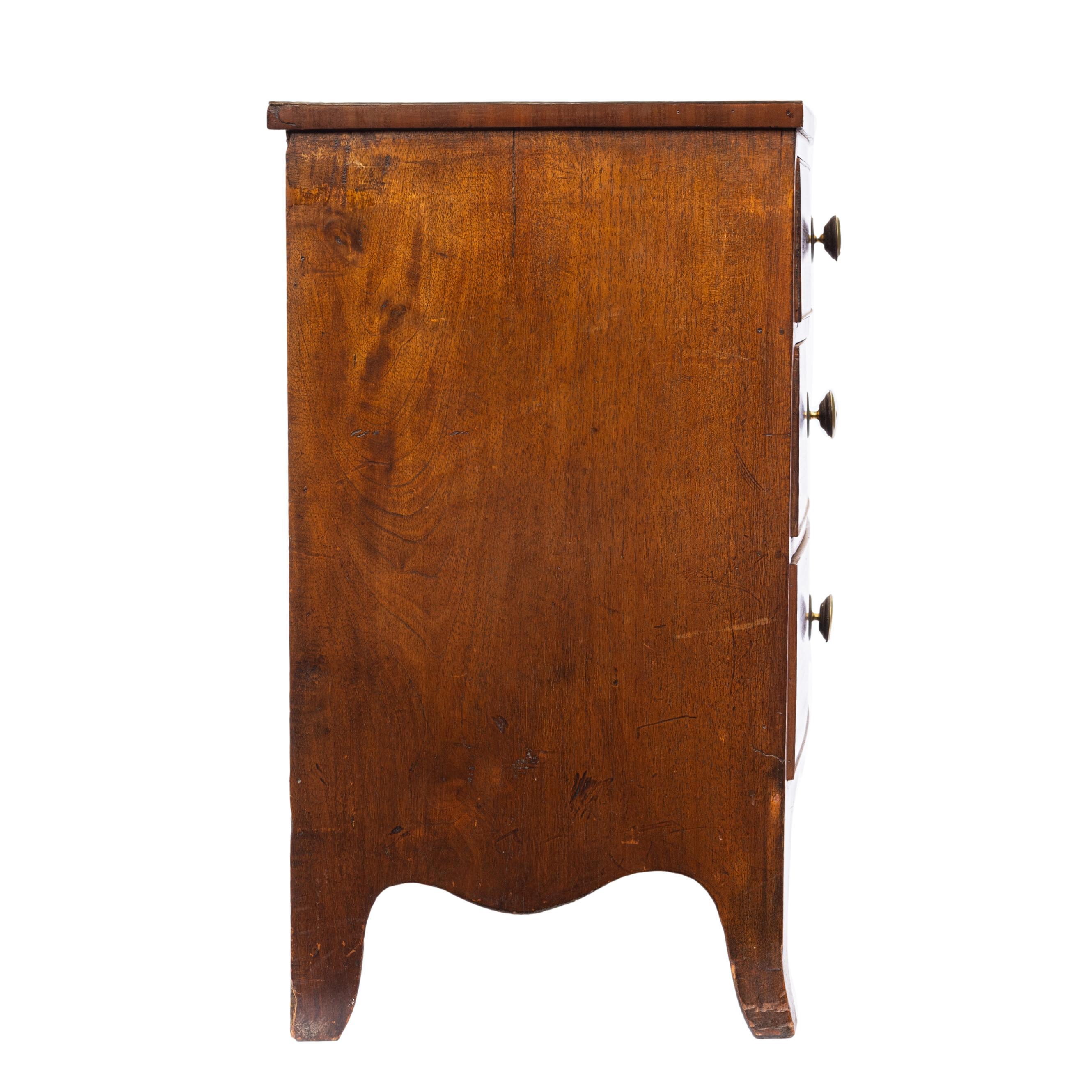 Early 19th Century Georgian Mahogany Bow-Front Chest of Drawers with Satinwood Inlay, ca. 1820