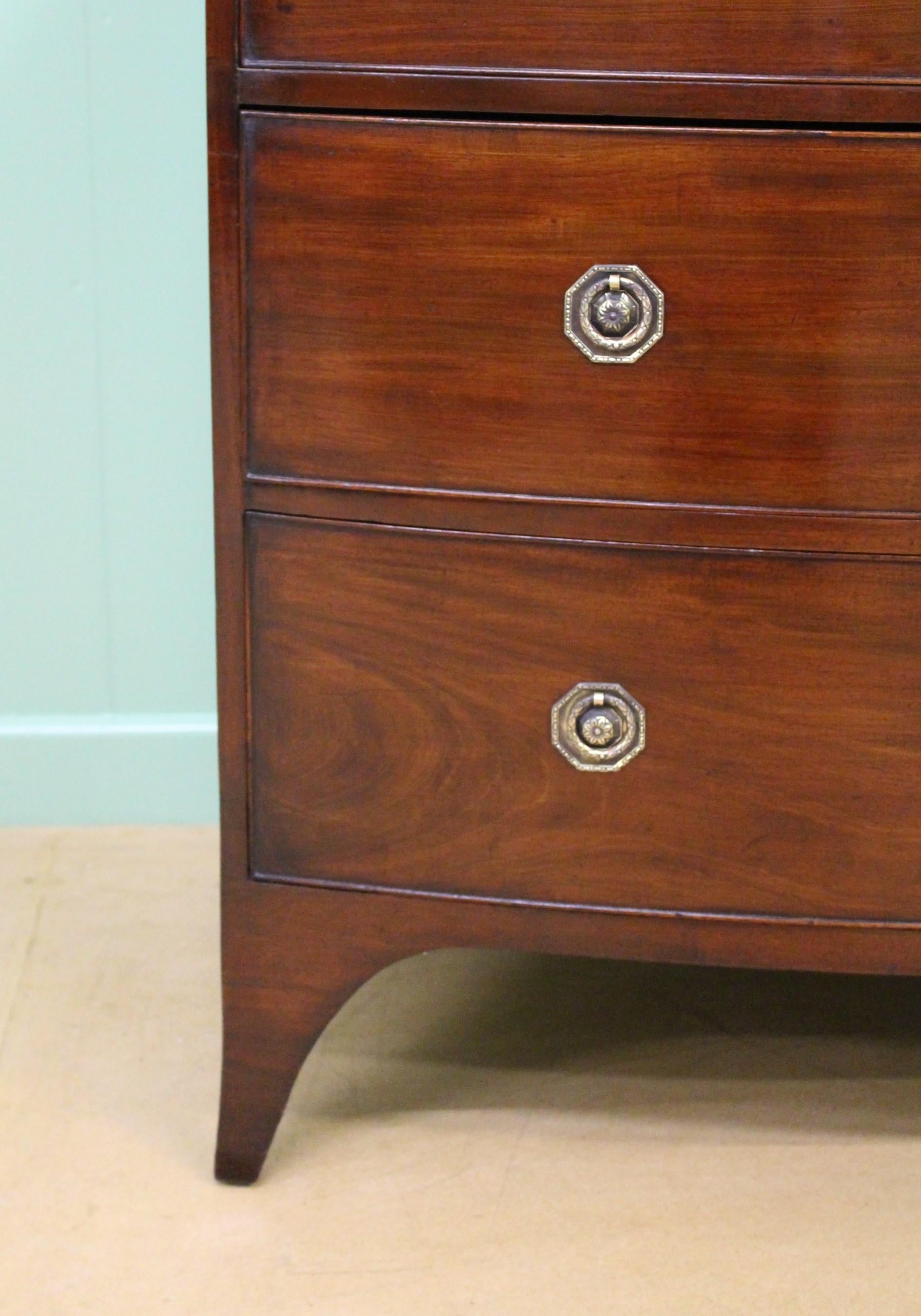 Georgian Mahogany Bow Fronted Chest of Drawers In Good Condition In Poling, West Sussex