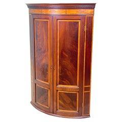 Armoire d'angle géorgienne à façade en arc en acajou