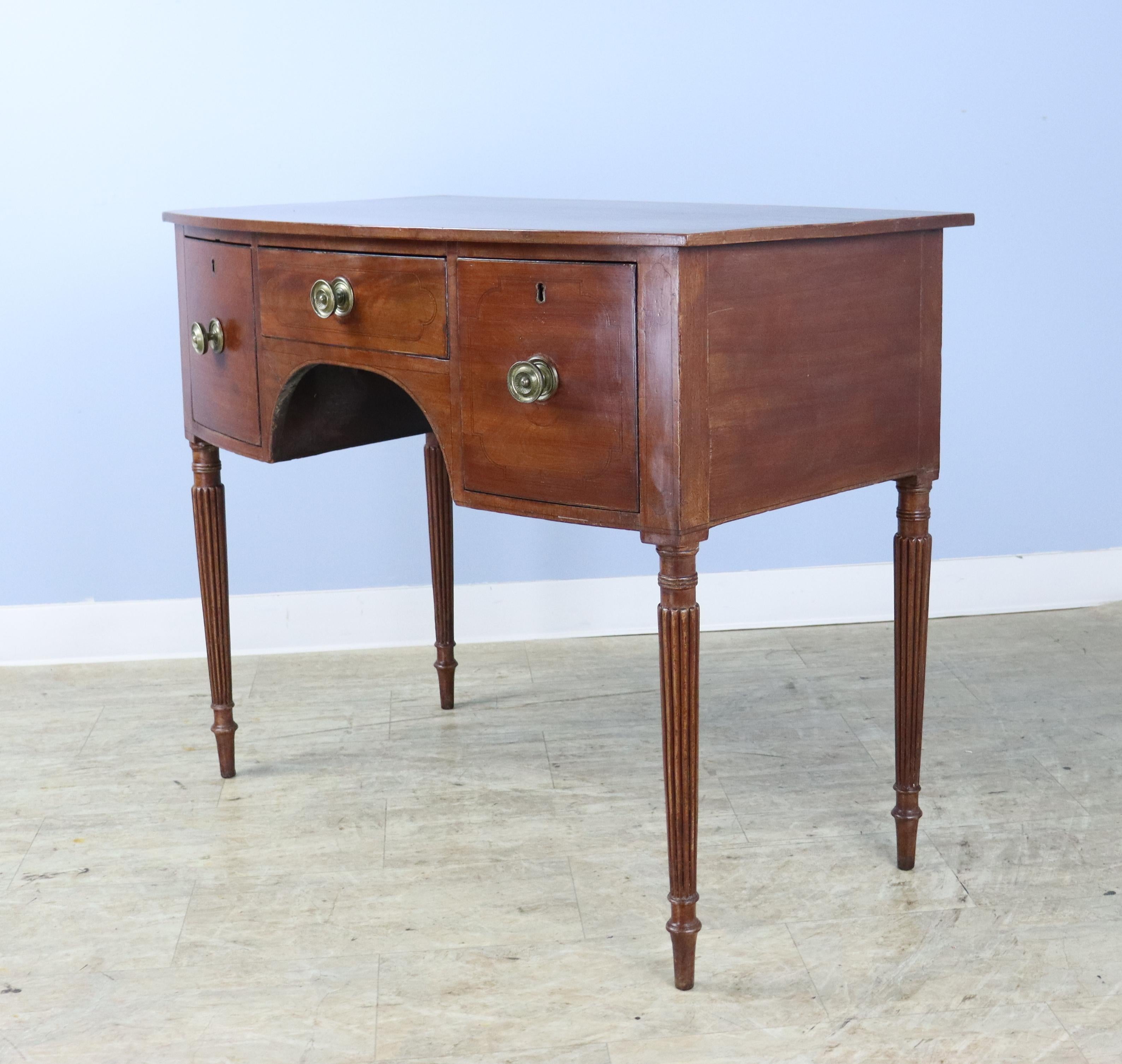 Georgian Mahogany Bowfront Side Table or Small Server In Good Condition For Sale In Port Chester, NY