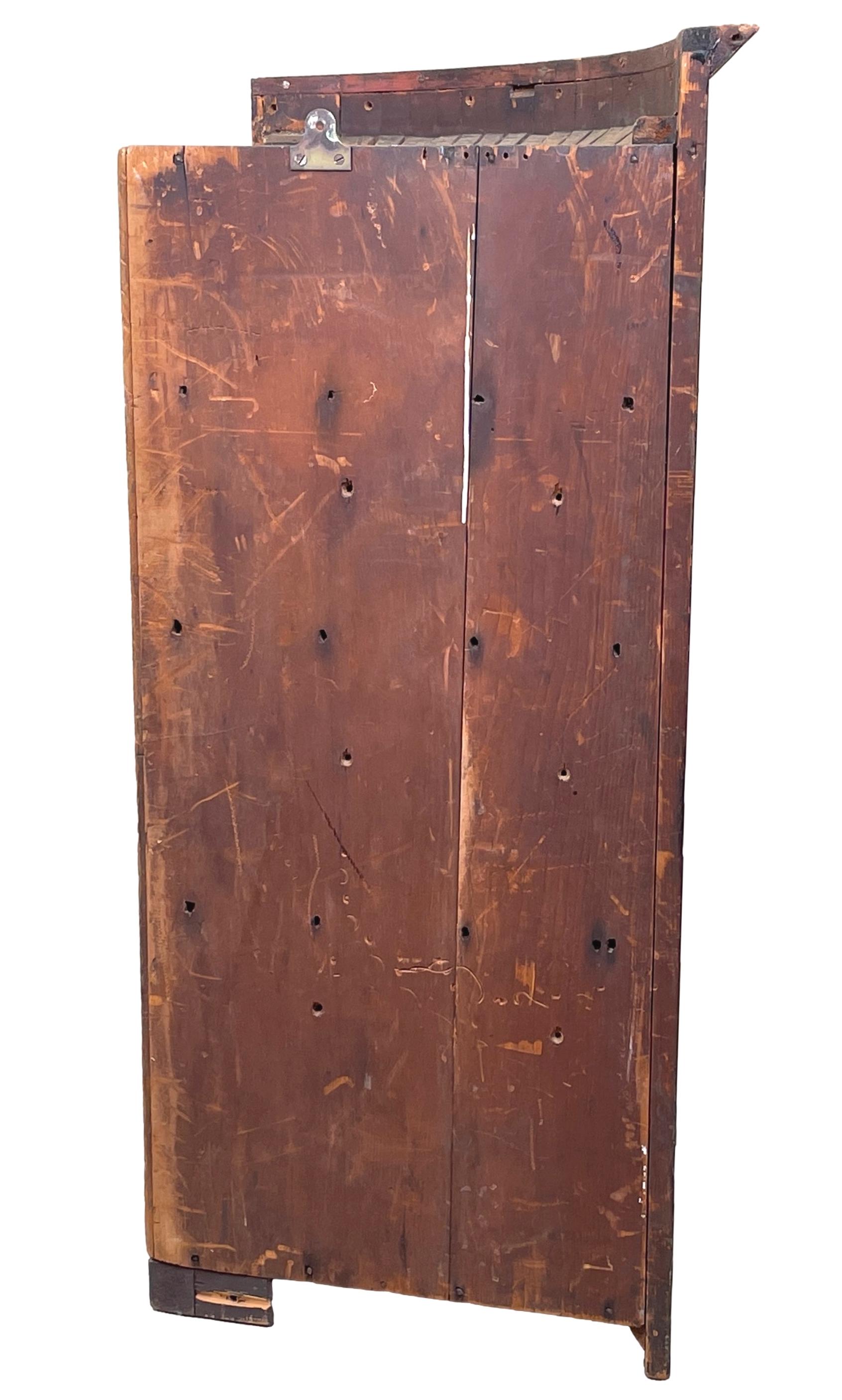 An attractive and good quality Georgian, 18th century mahogany bow fronted corner cupboard, having superbly figured solid doors retaining excellent colour and patina, with boxwood inlaid decoration.


Corner cupboards, particularly hanging ones,