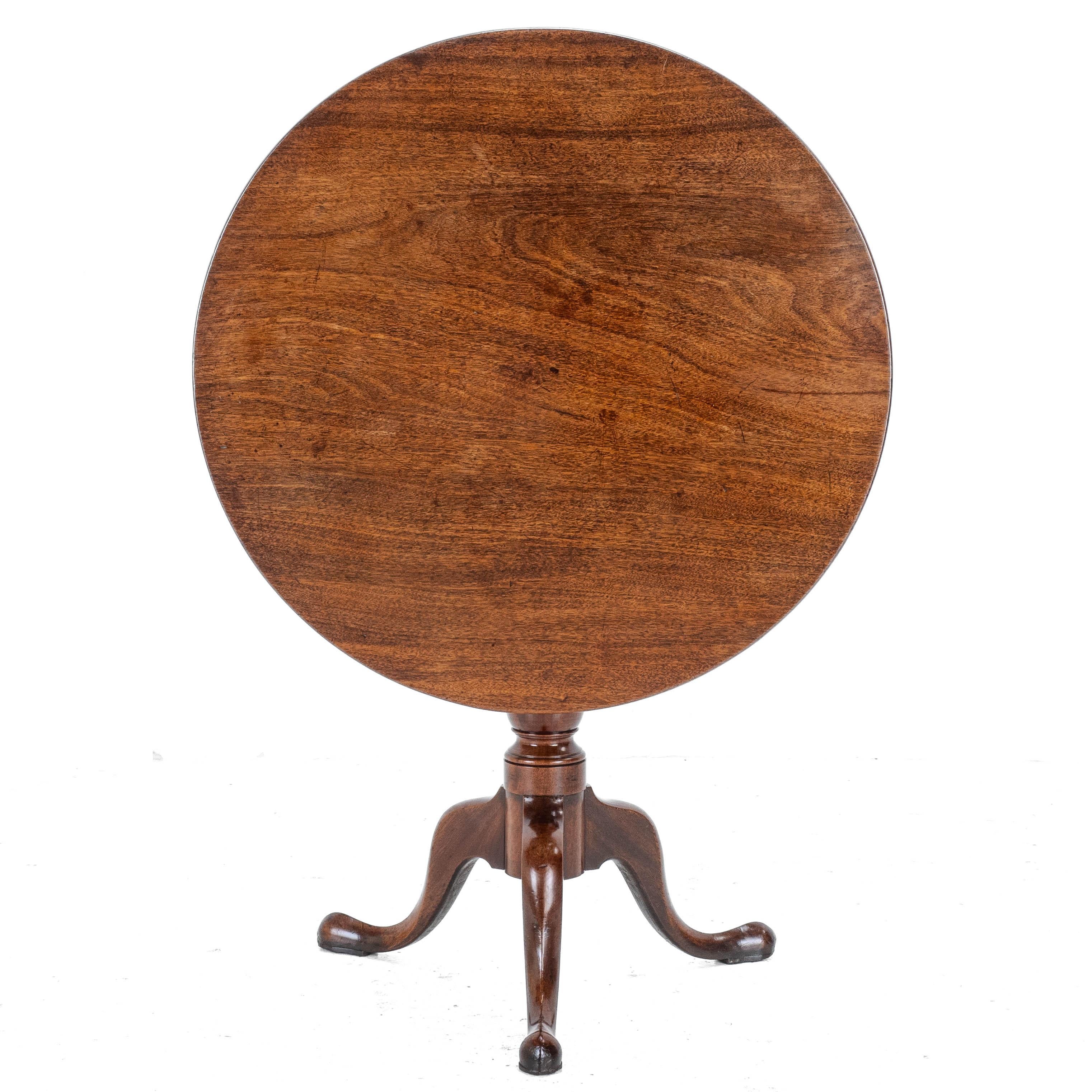Table à souper tripode en acajou d'époque George II/III, vers 1760. Cette table originale de grande qualité présente un plateau en acajou massif bien figuré, d'une seule pièce, sur un mécanisme de pivotement et d'inclinaison en forme de cage de