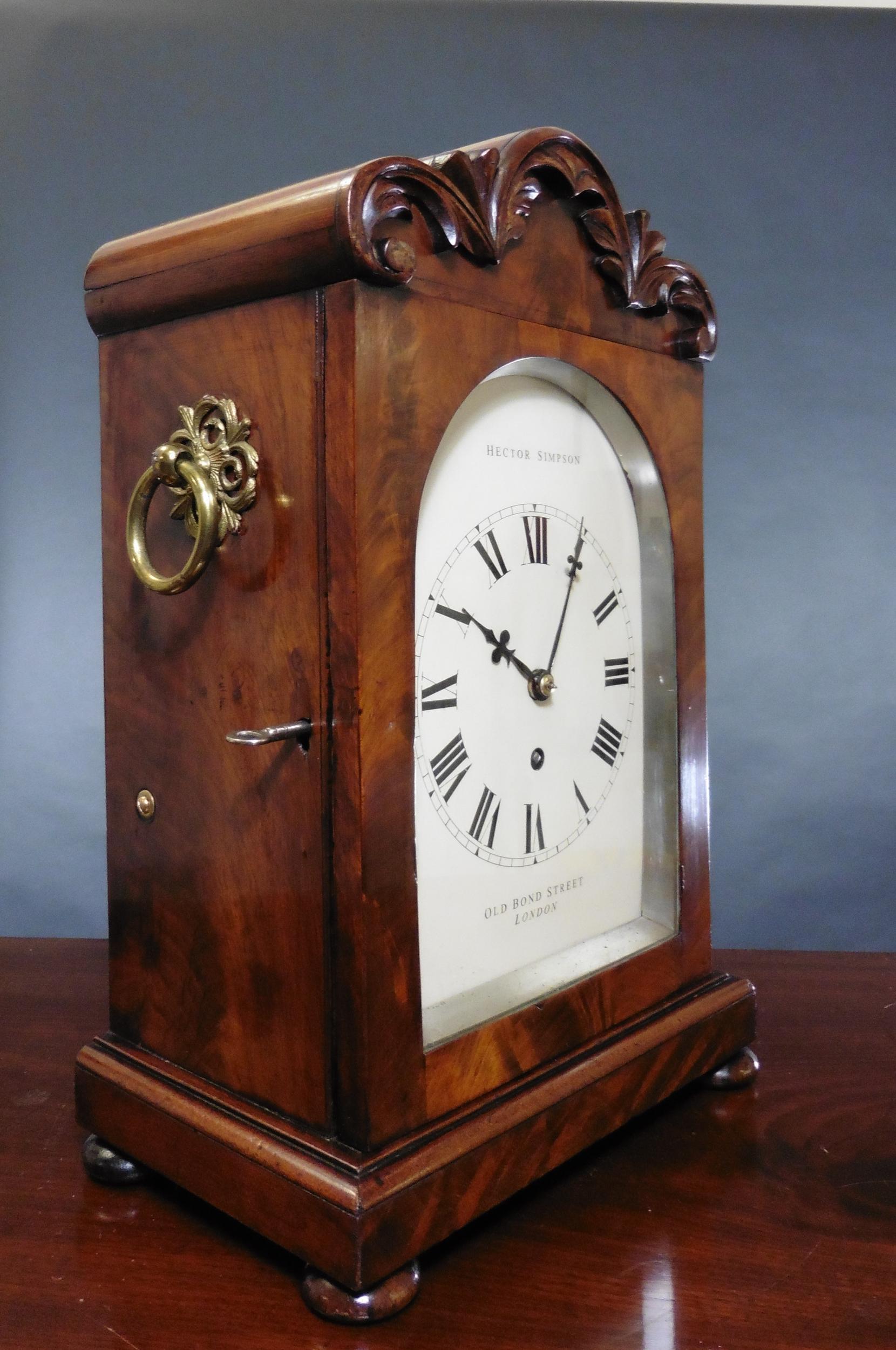 Georgien Horloge à chevalet en acajou de style géorgien par Hector Simpson, Londres en vente