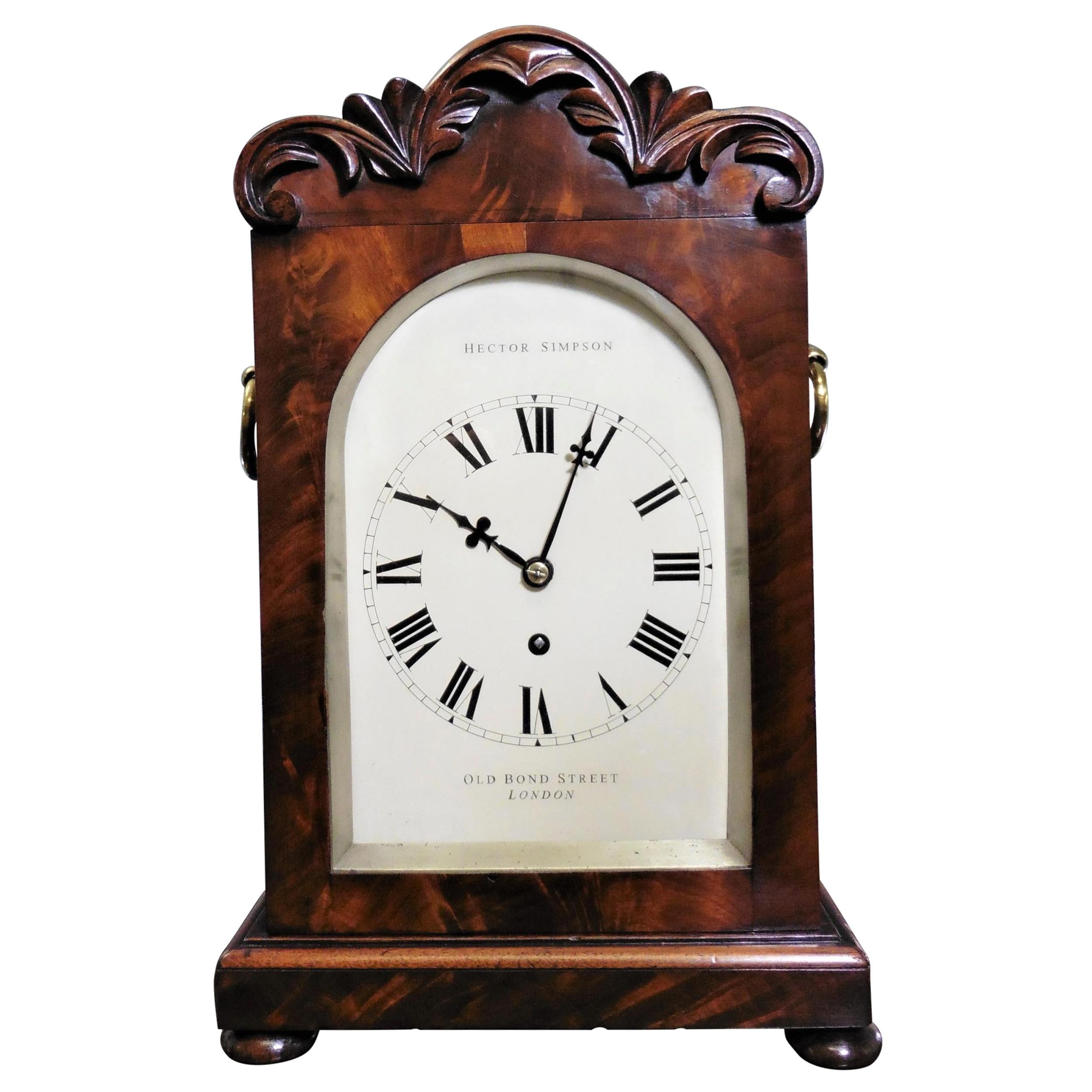 Horloge à chevalet en acajou de style géorgien par Hector Simpson, Londres en vente