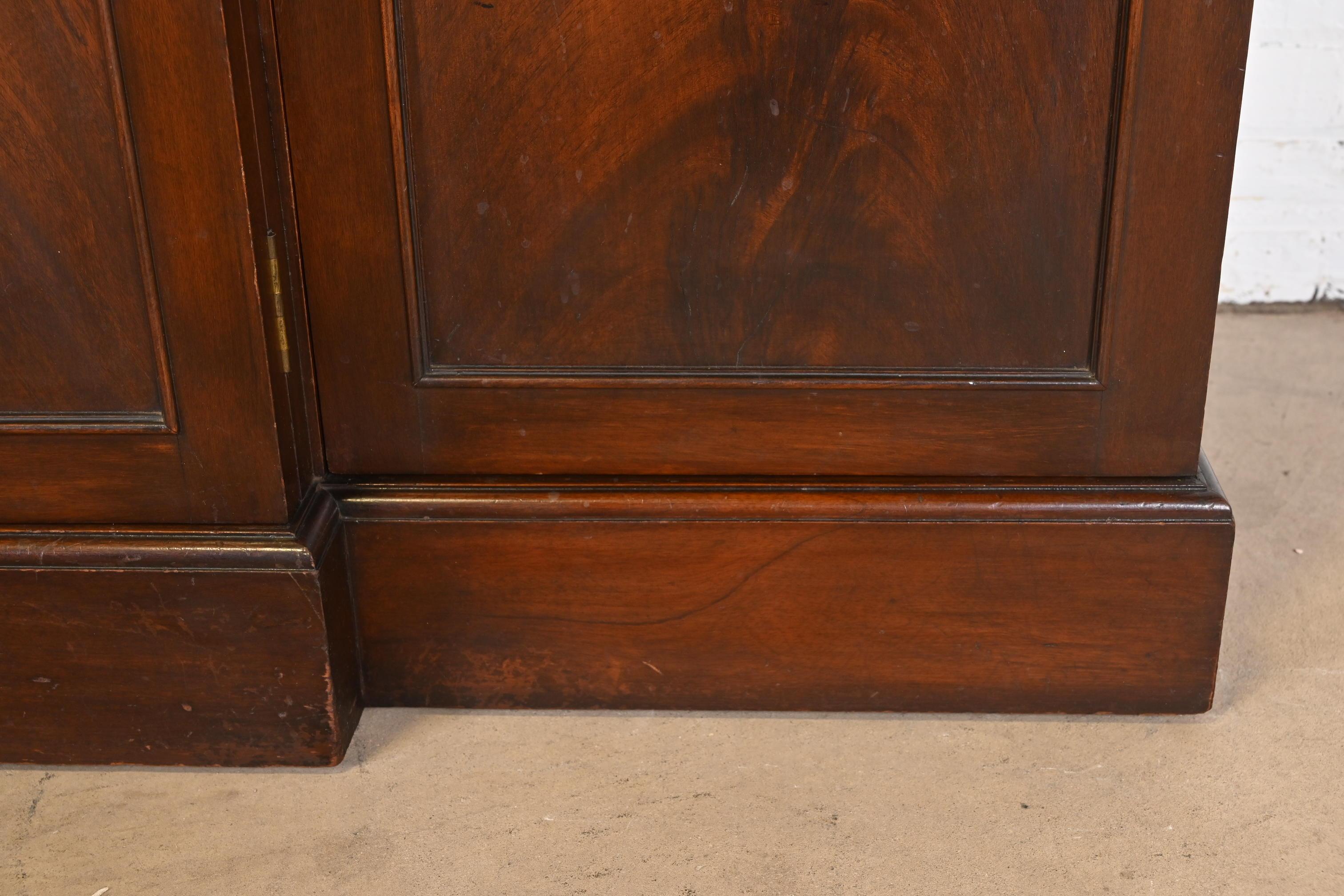 Georgian Mahogany Breakfront Bookcase Cabinet in the Manner of Baker Furniture 8