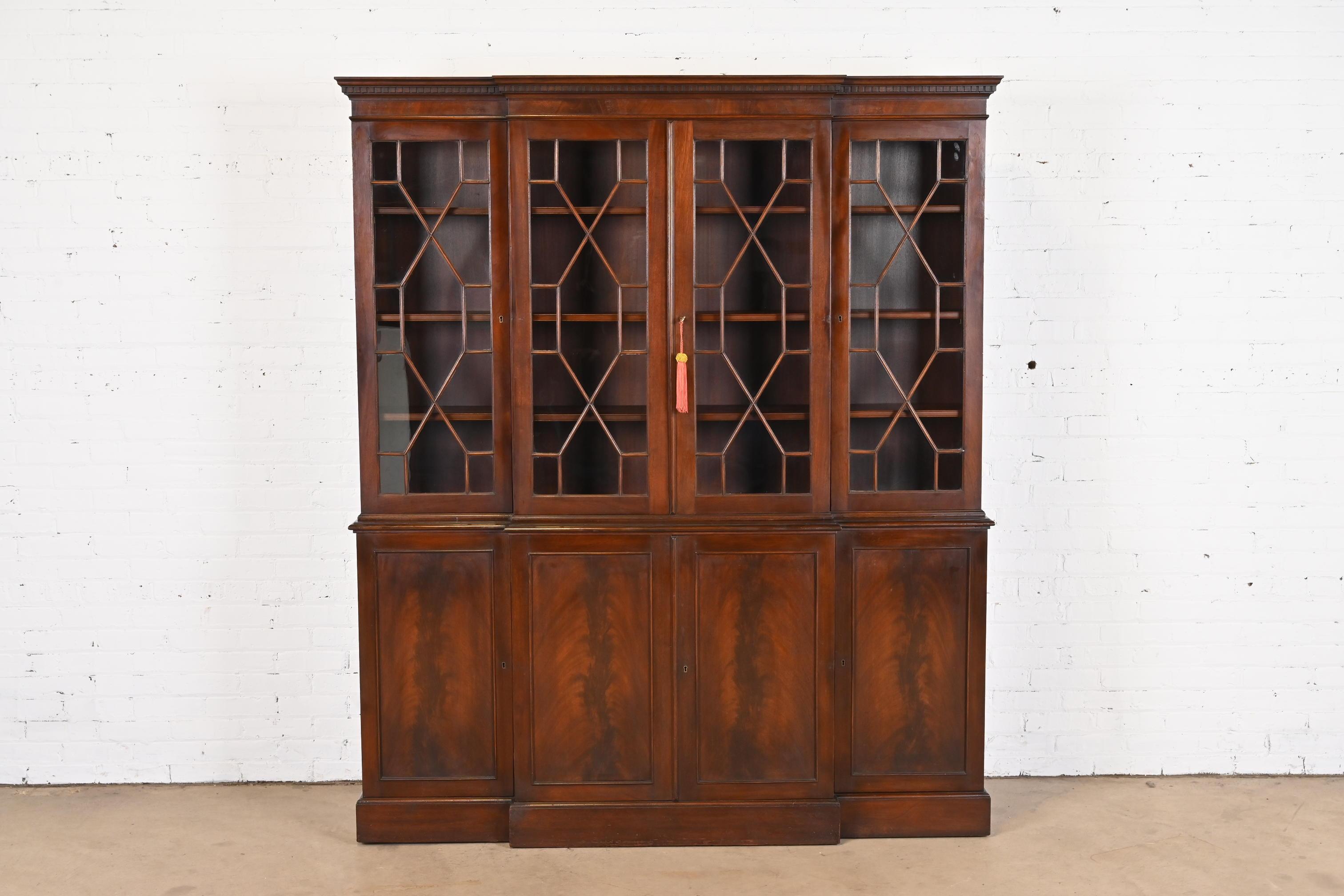 Georgian Mahogany Breakfront Bookcase Cabinet in the Manner of Baker Furniture In Good Condition In South Bend, IN