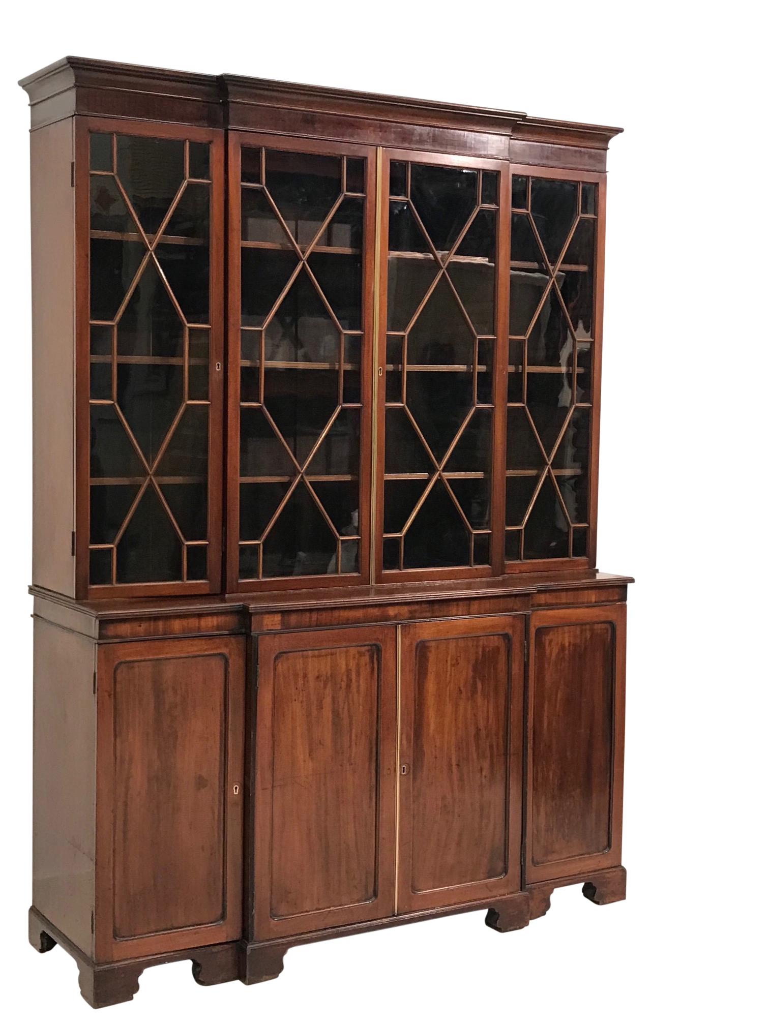 Librería o armario de caoba de época georgiana con frentes originales de cristal sobre puertas paneladas en la parte inferior y estantes regulables. Tiene dos llaves con cerraduras funcionales.
Tamaño deseable con buenas proporciones. En excelente