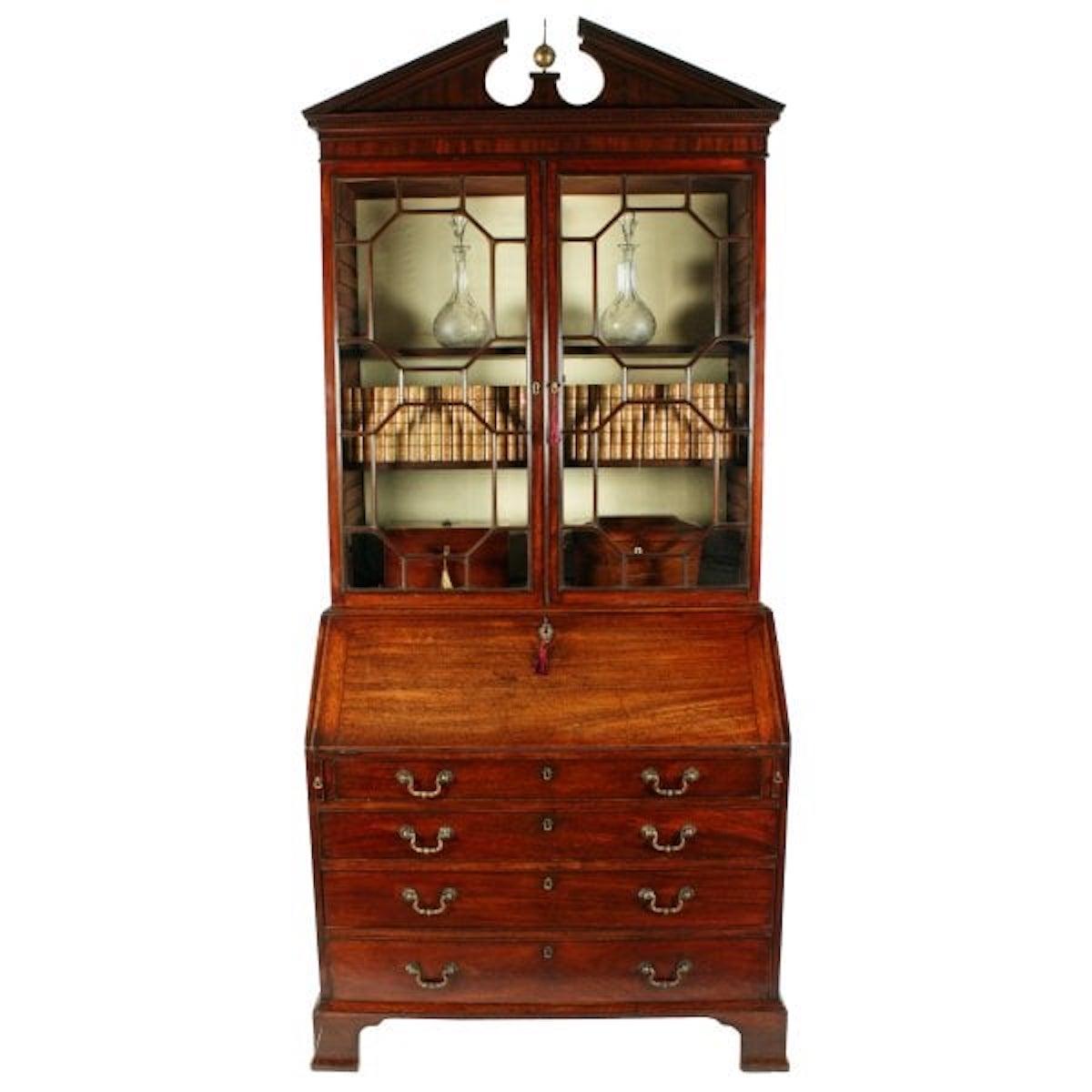 Georgian Mahogany Bureau bookcase

A late 18th century George III mahogany bureau bookcase.

The bookcase has a glazed two door top with 15 panes of glass in each door and an architectural pediment.

The glazed bookcase has two slide out