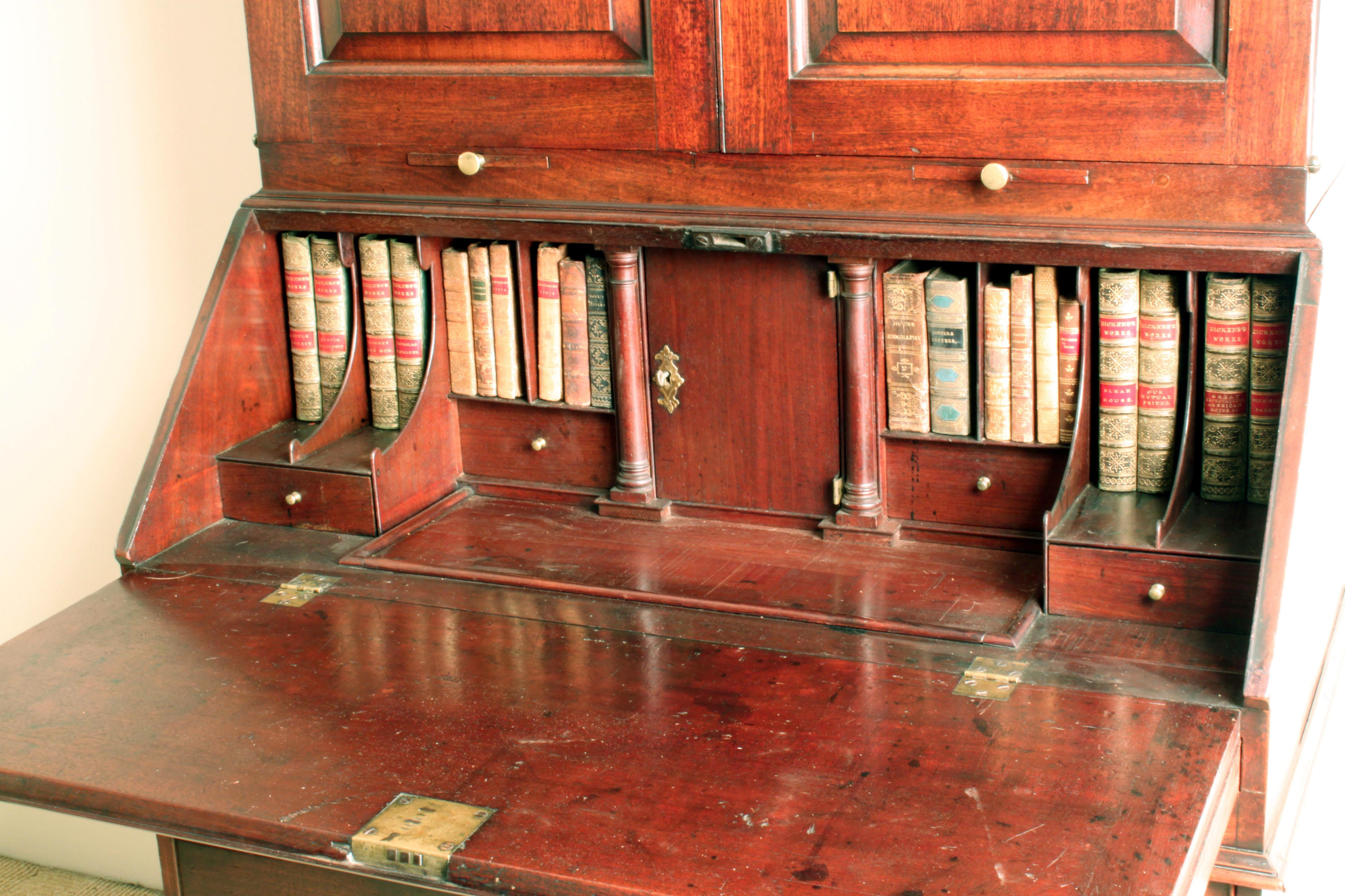 Georgianisches Mahagoni-Büro-Bücherregal mit Schwanenhalsgiebel, um 1740 im Zustand „Gut“ im Angebot in Bradford-on-Avon, Wiltshire