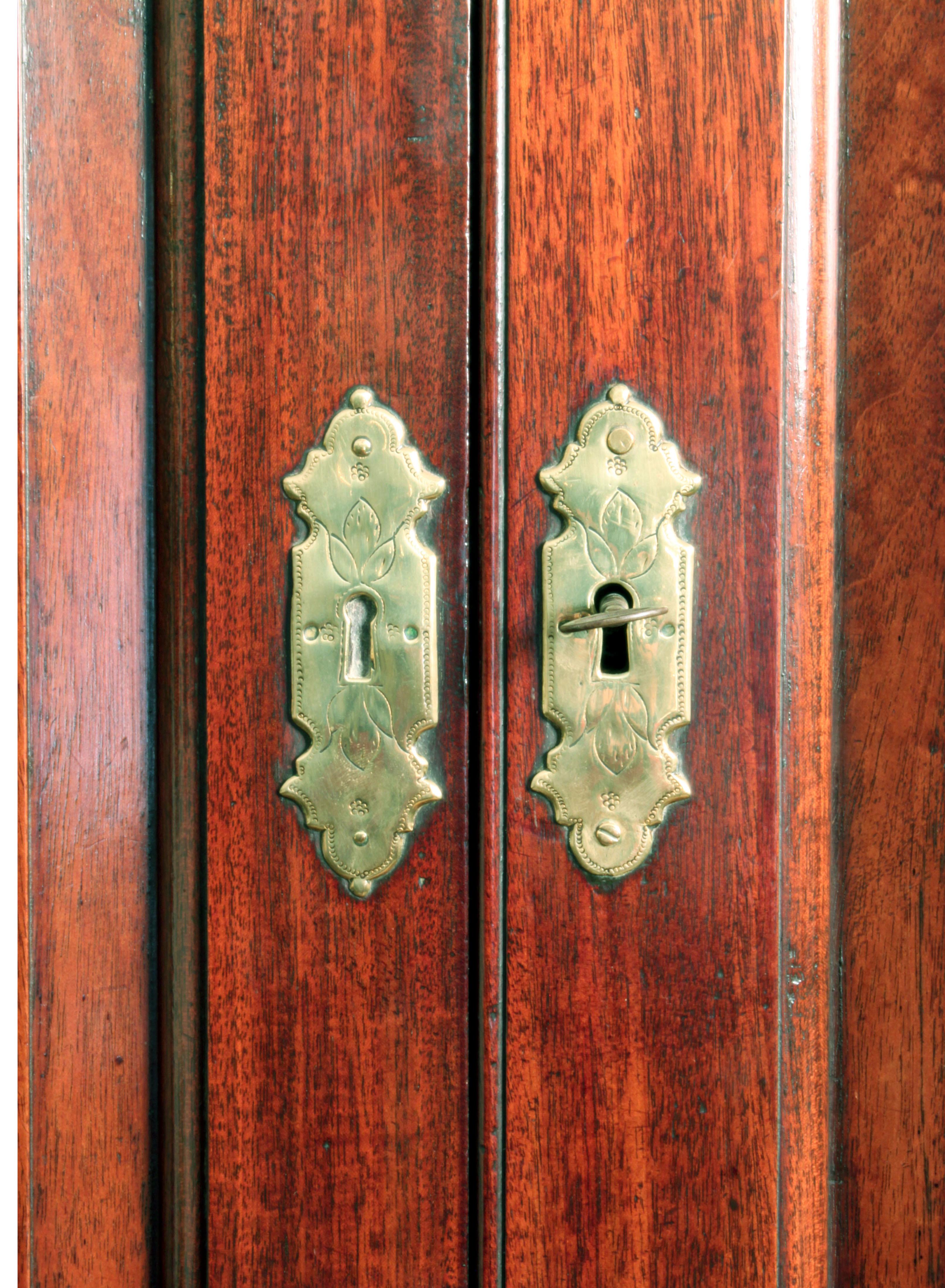 Georgianisches Mahagoni-Büro-Bücherregal mit Schwanenhalsgiebel, um 1740 (18. Jahrhundert) im Angebot