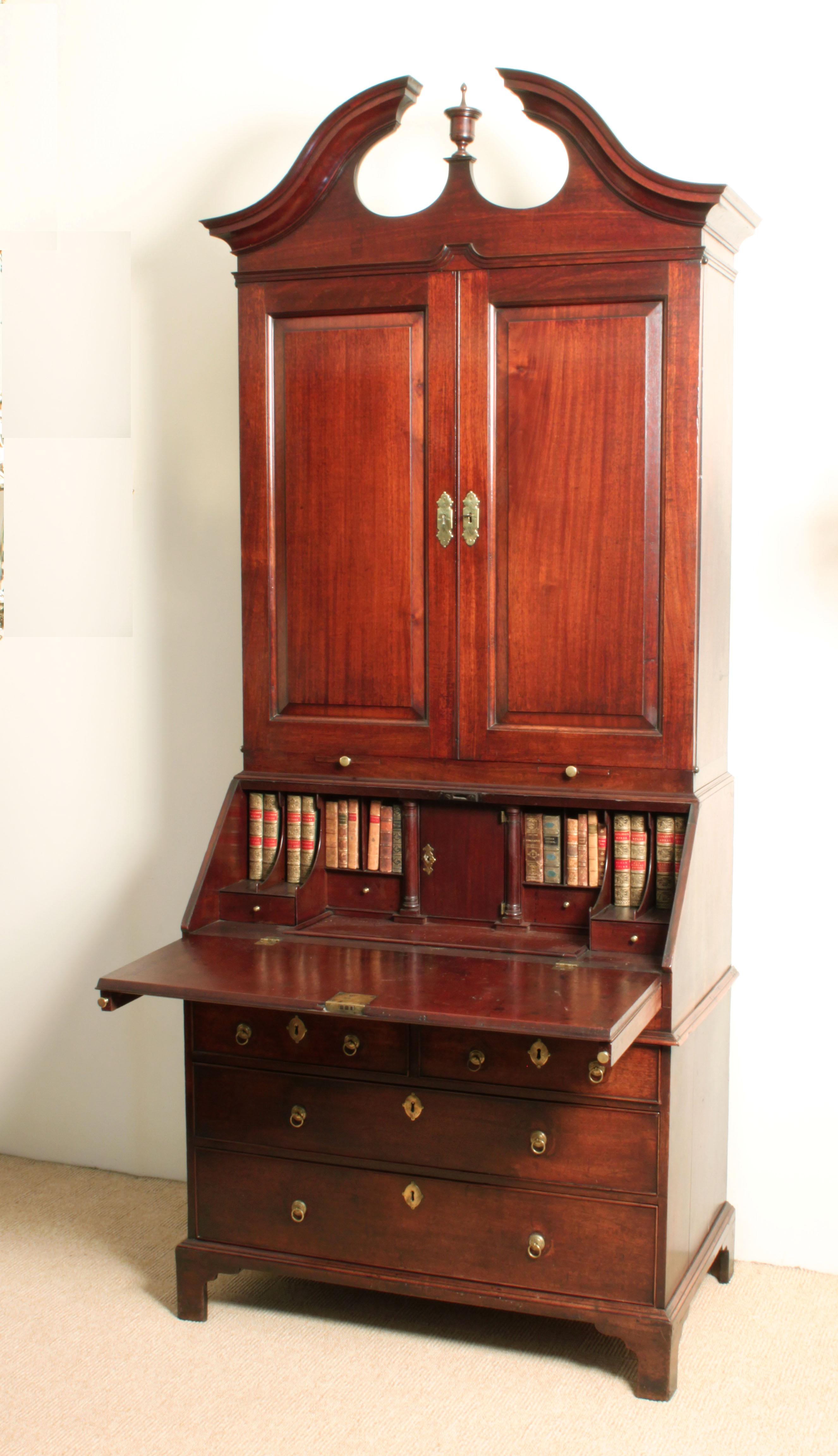 Georgianisches Mahagoni-Büro-Bücherregal mit Schwanenhalsgiebel, um 1740 im Angebot 1