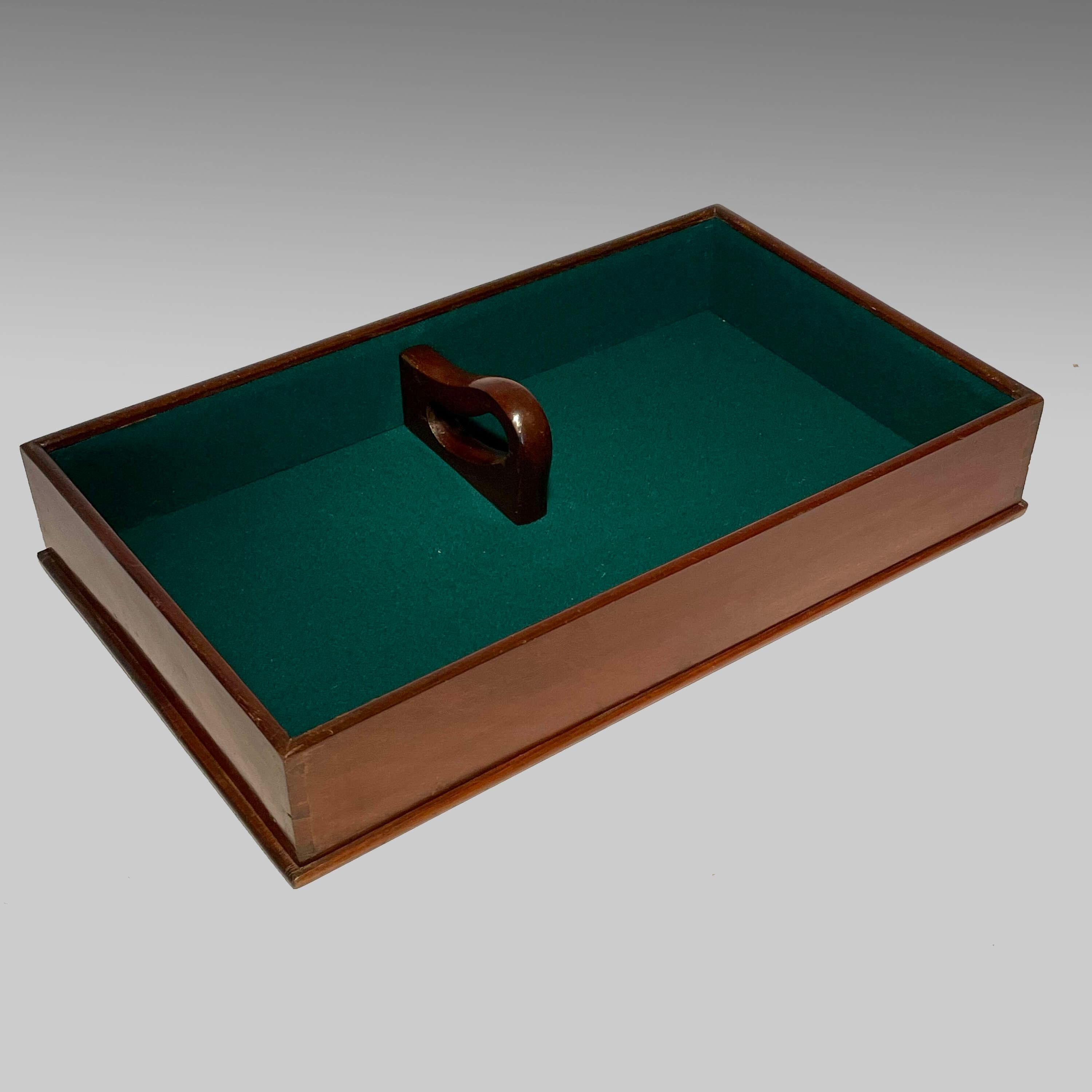 Georgianisches Mahagoni-Butler-Tablett mit zentralem Tragegriff und mit Baize ausgelegtem Innenraum. Zum einhändigen Tragen von Besteck und anderen Gegenständen.
Englisch, um 1800

9cm H, 48cm B, 30,5cm T.