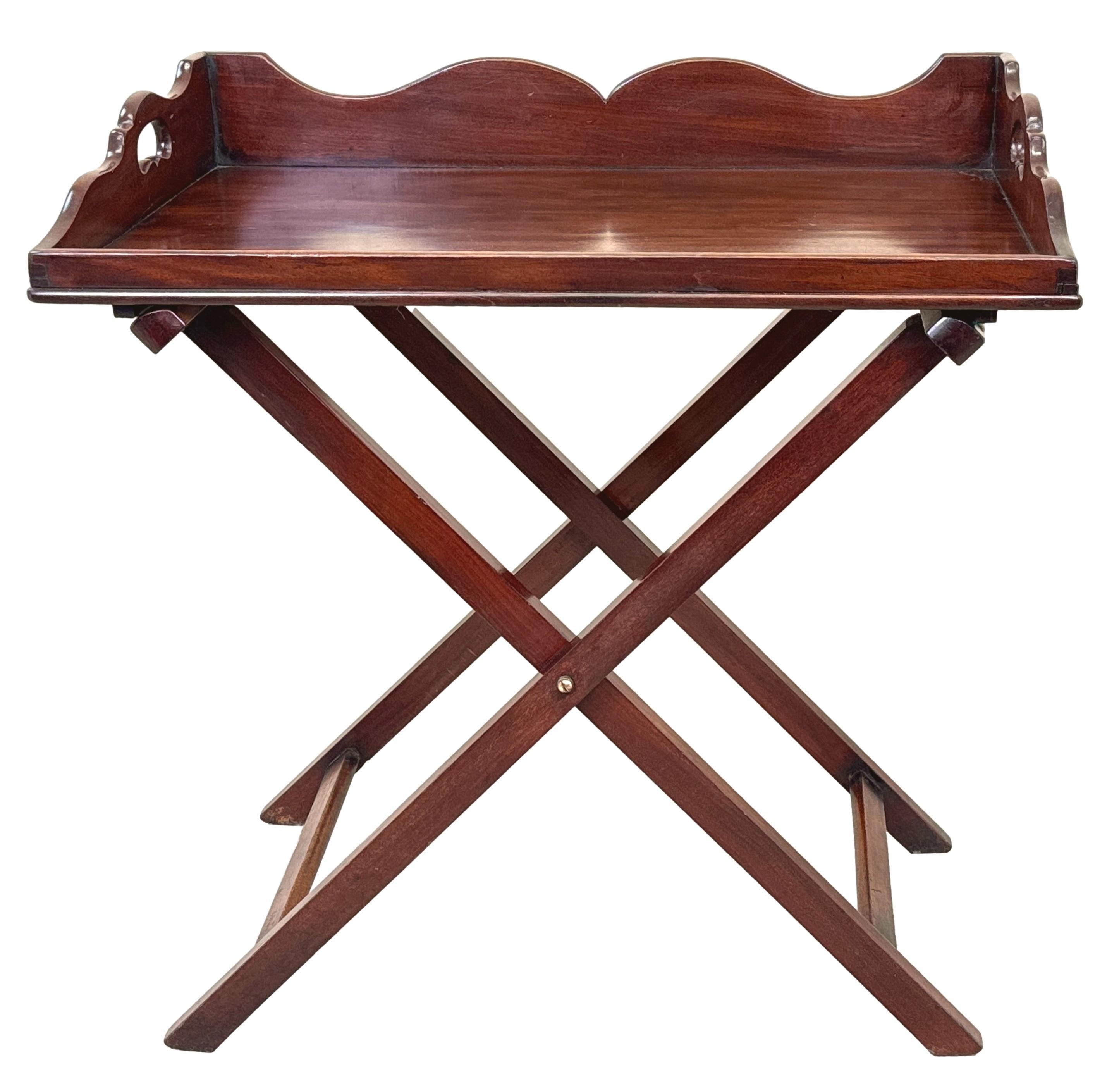 Bandeja de mayordomo georgiana de caoba sobre soporte plegable 5