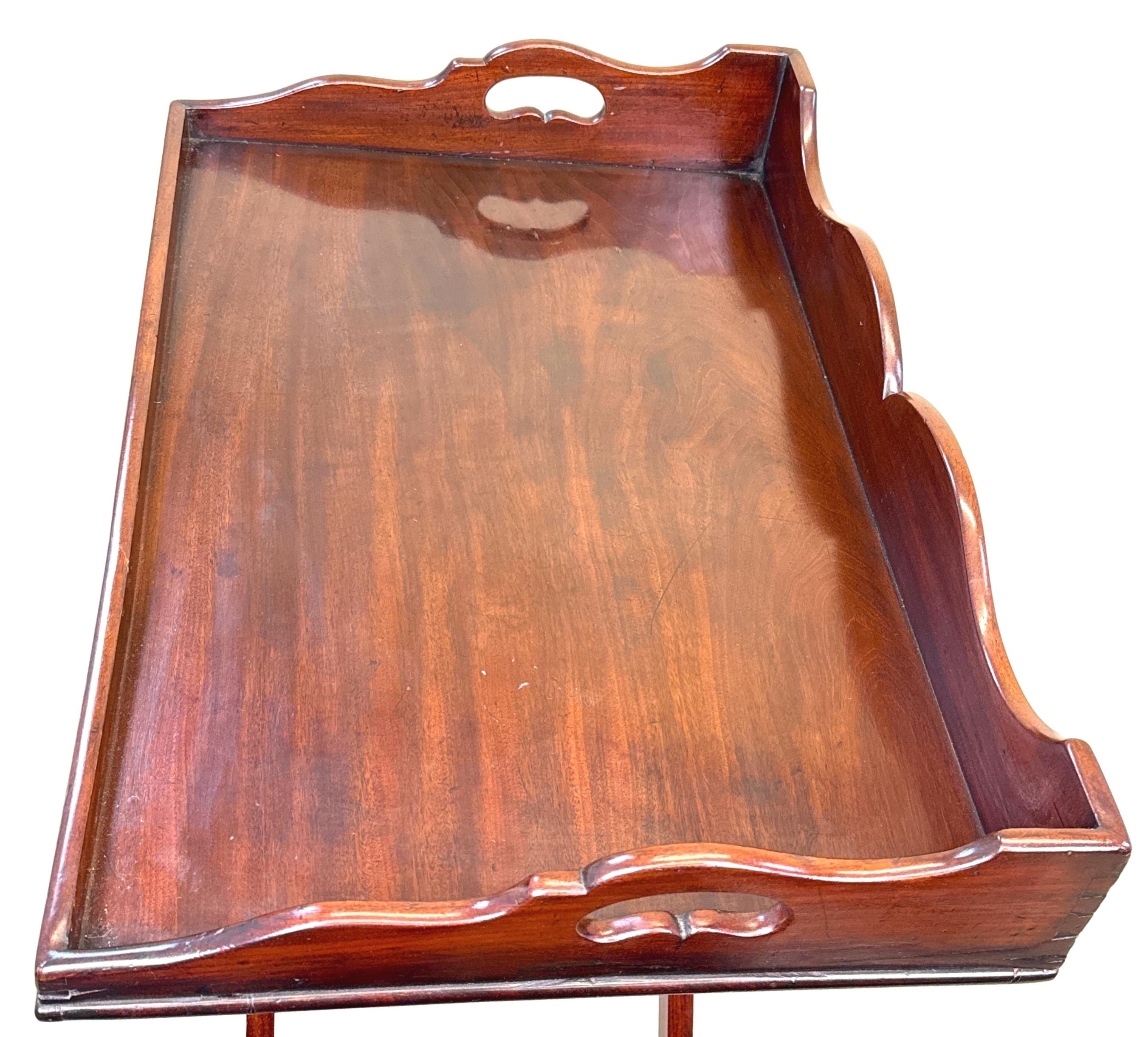 Bandeja de mayordomo georgiana de caoba sobre soporte plegable Georgiano