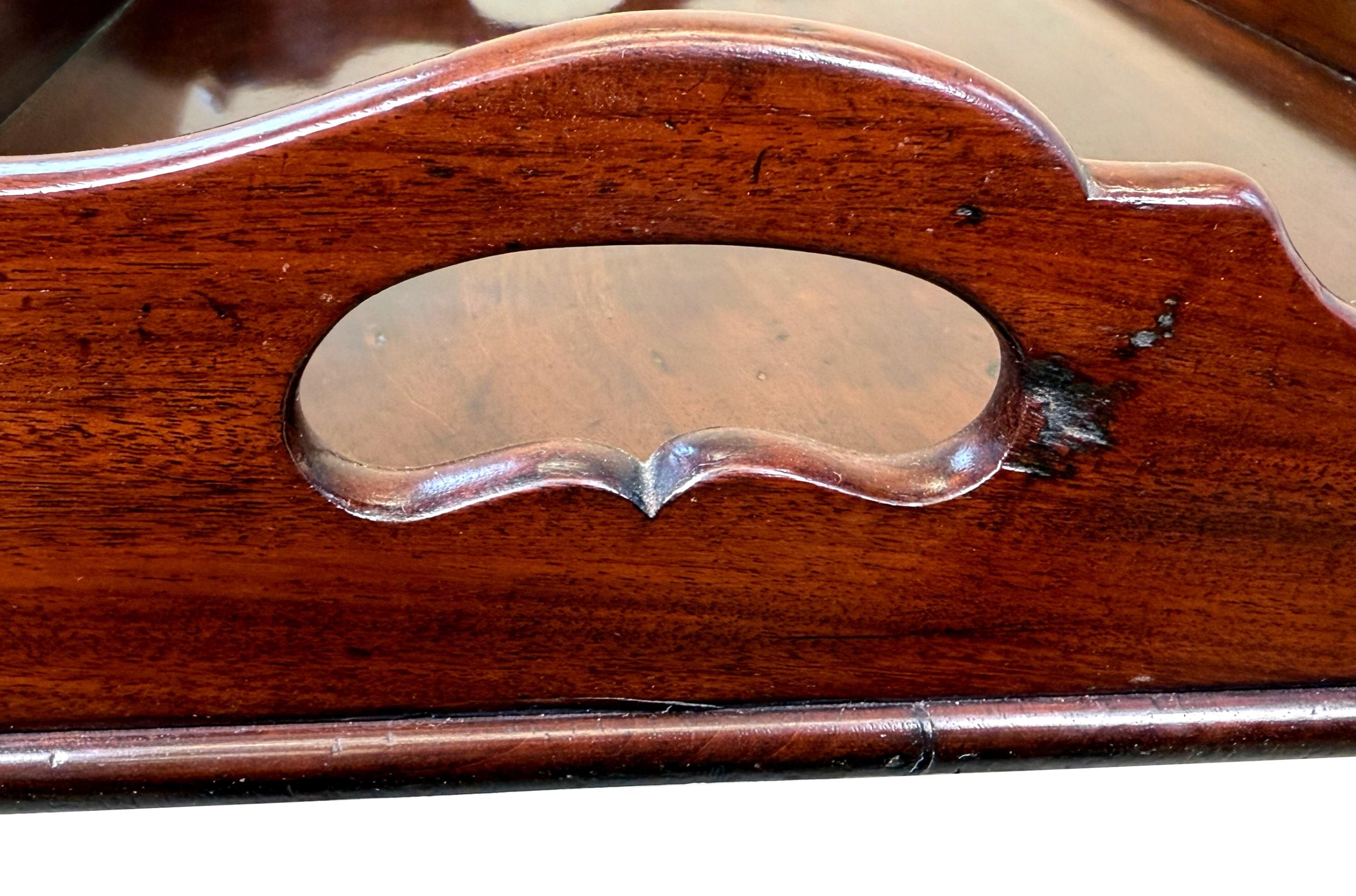 Bandeja de mayordomo georgiana de caoba sobre soporte plegable Caoba