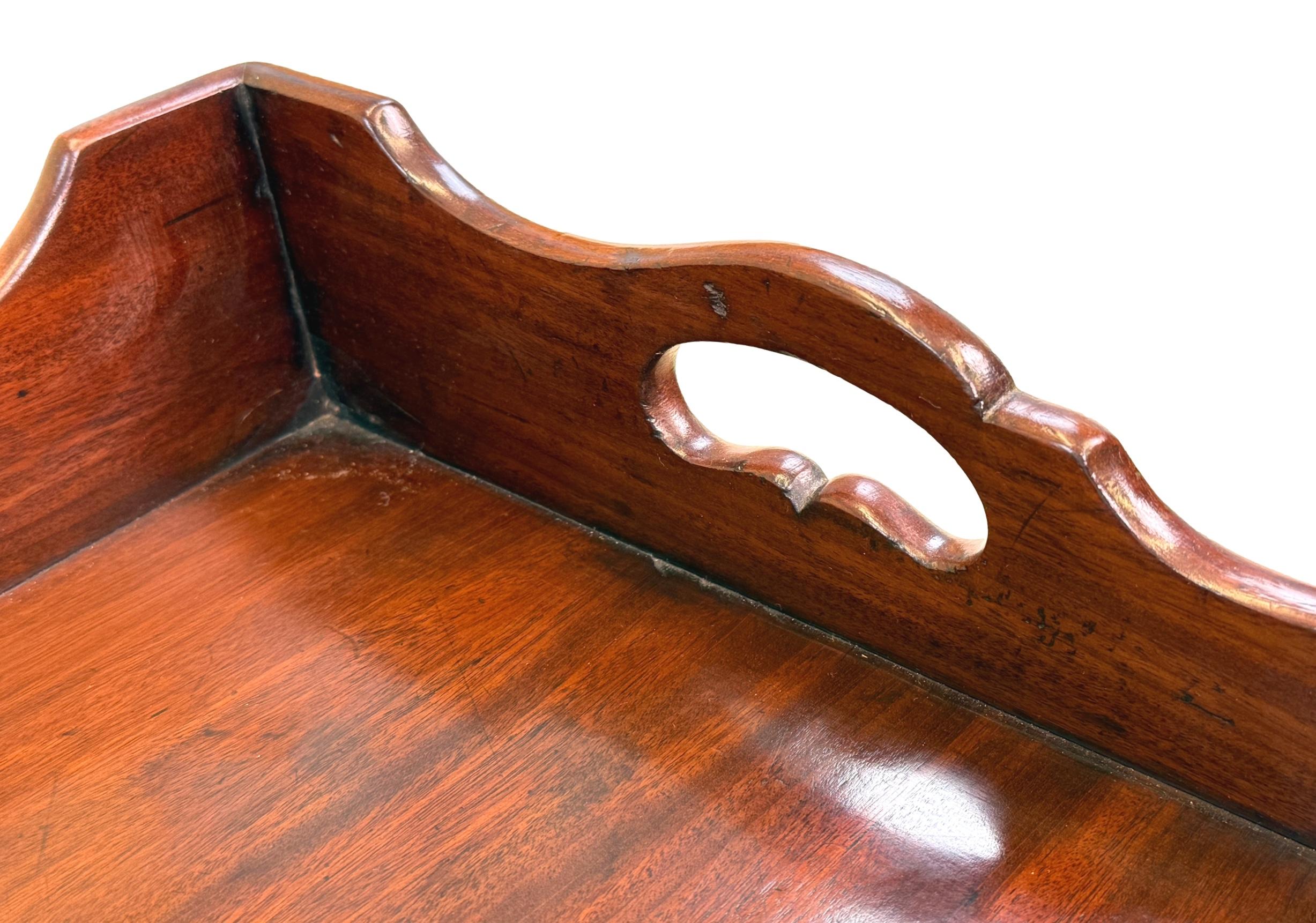 Bandeja de mayordomo georgiana de caoba sobre soporte plegable 2