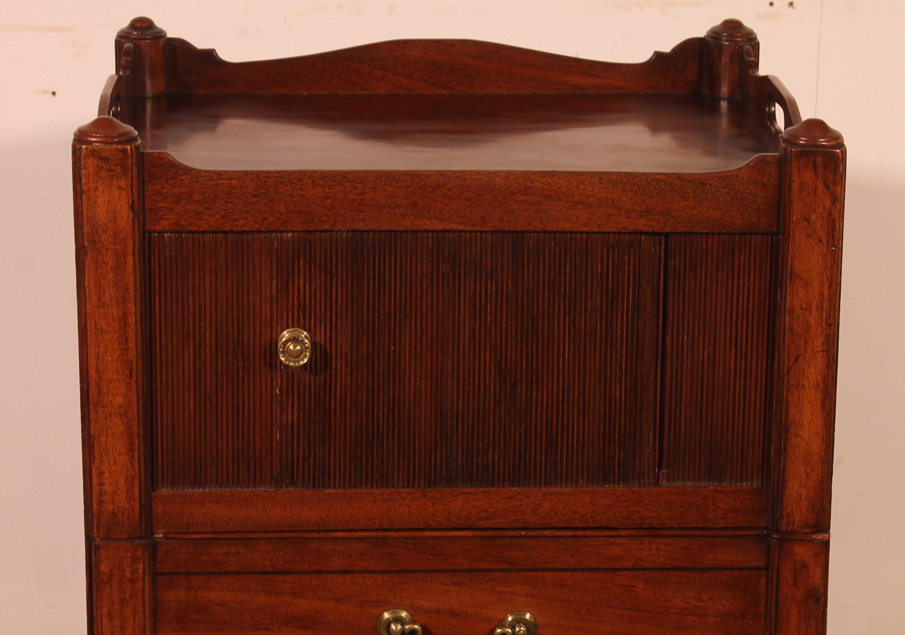 Precioso y pequeño armario de caoba del periodo georgiano de finales del siglo XVIII.

Pequeño mueble muy bonito que puede utilizarse como mesa auxiliar, mesilla de noche o final de sofá en caoba maciza.

Tiene una tapa muy elegante con una llama