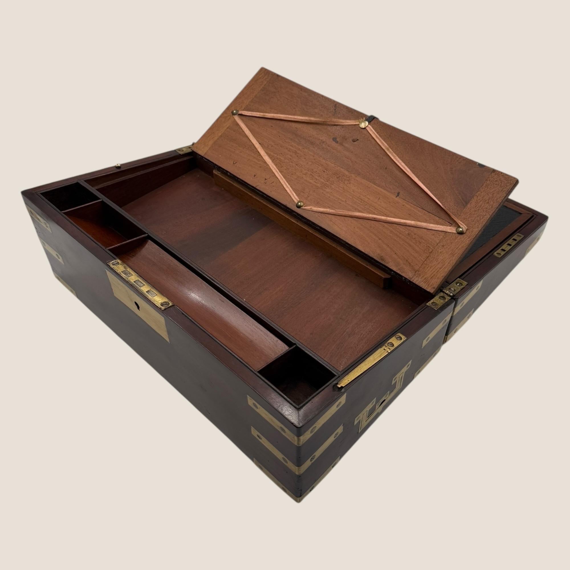 Georgian Mahagoni Campaigner Schreiben Schrägstrich Box (Messing) im Angebot