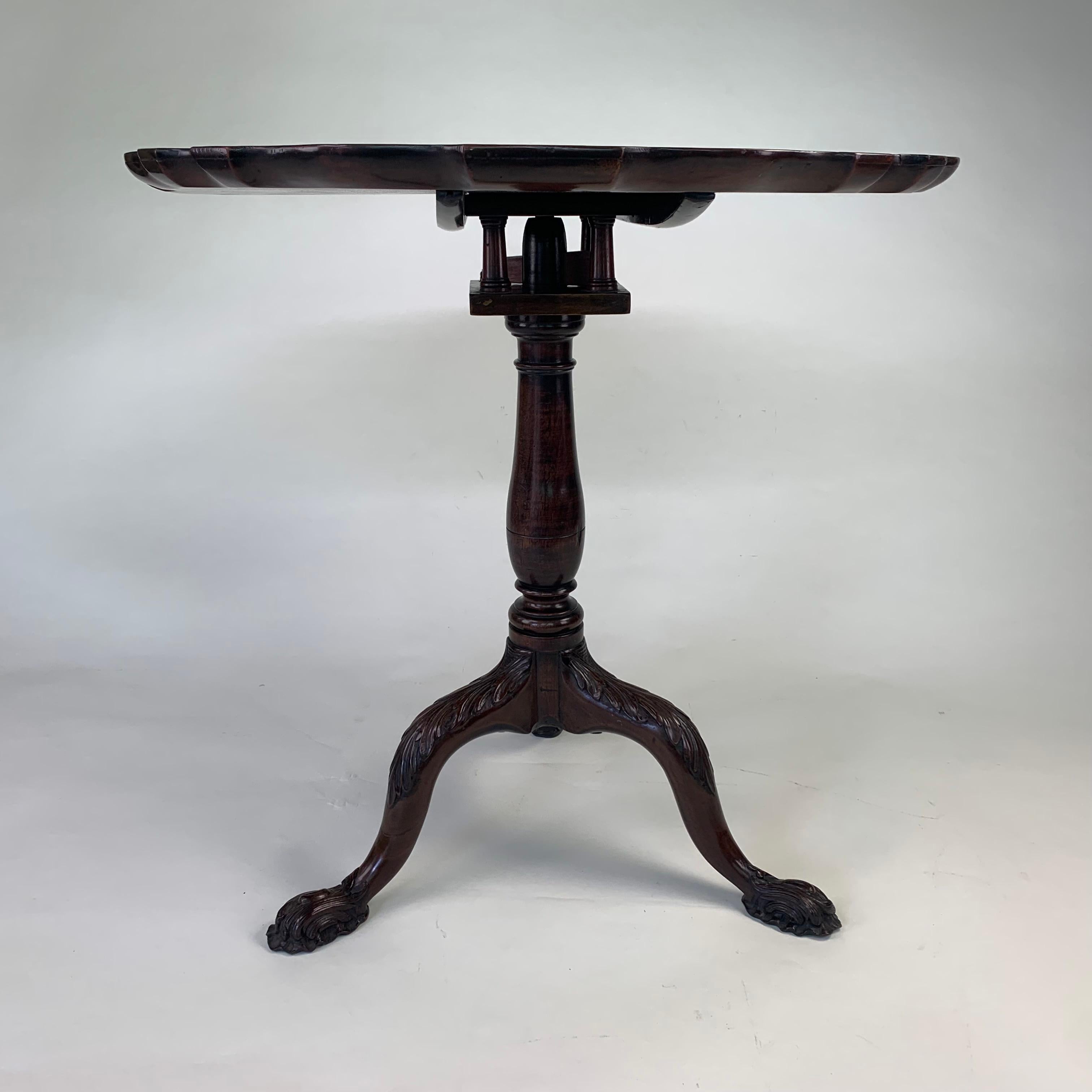 Hand-Carved Georgian Mahogany Carved Tripod Table with Piecrust Top For Sale