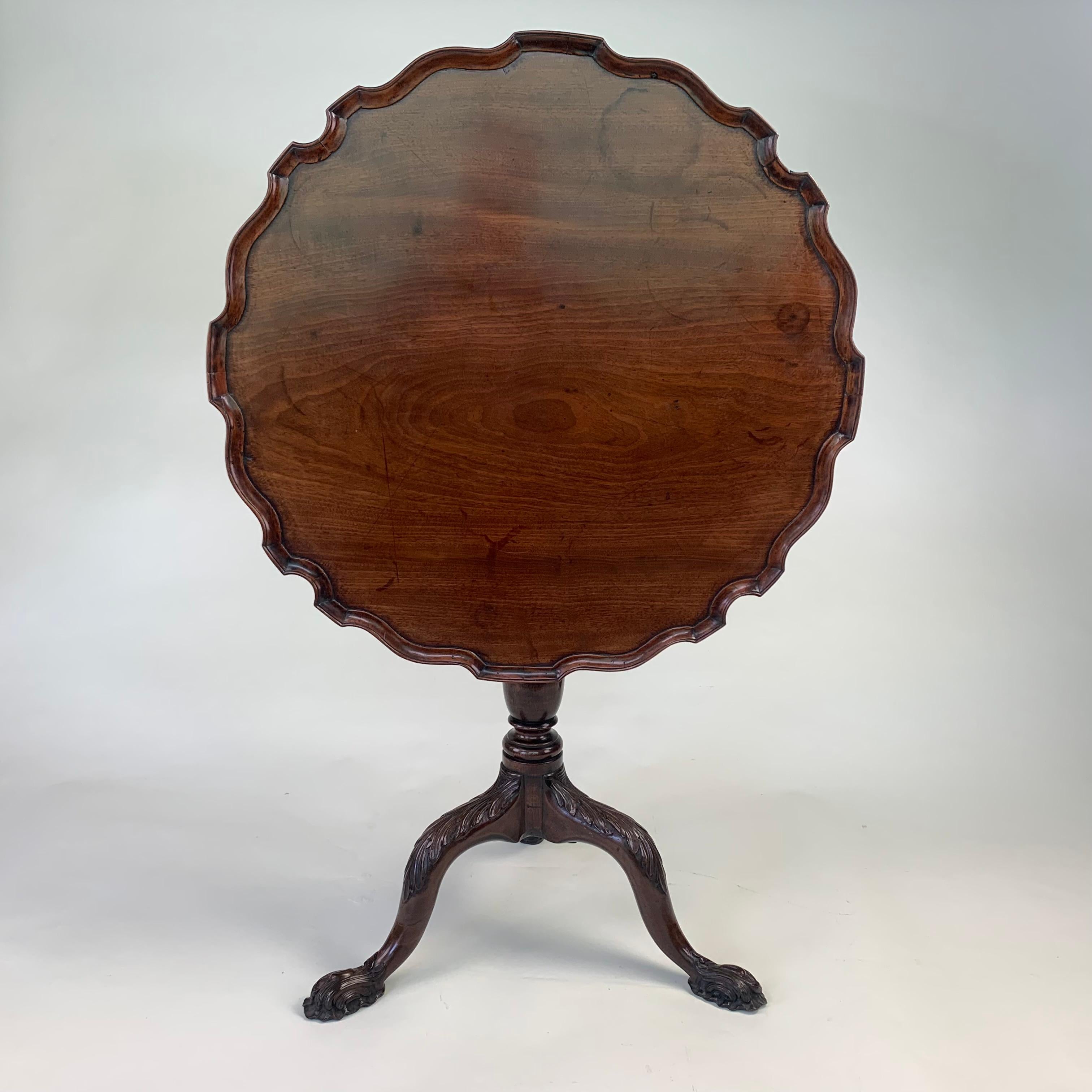 Georgian Mahogany Carved Tripod Table with Piecrust Top In Good Condition For Sale In Folkestone, GB