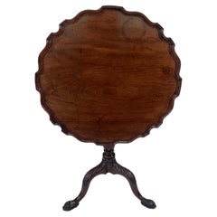 Mesa Trípode Georgiana de Caoba Tallada con Tablero de Piecrust