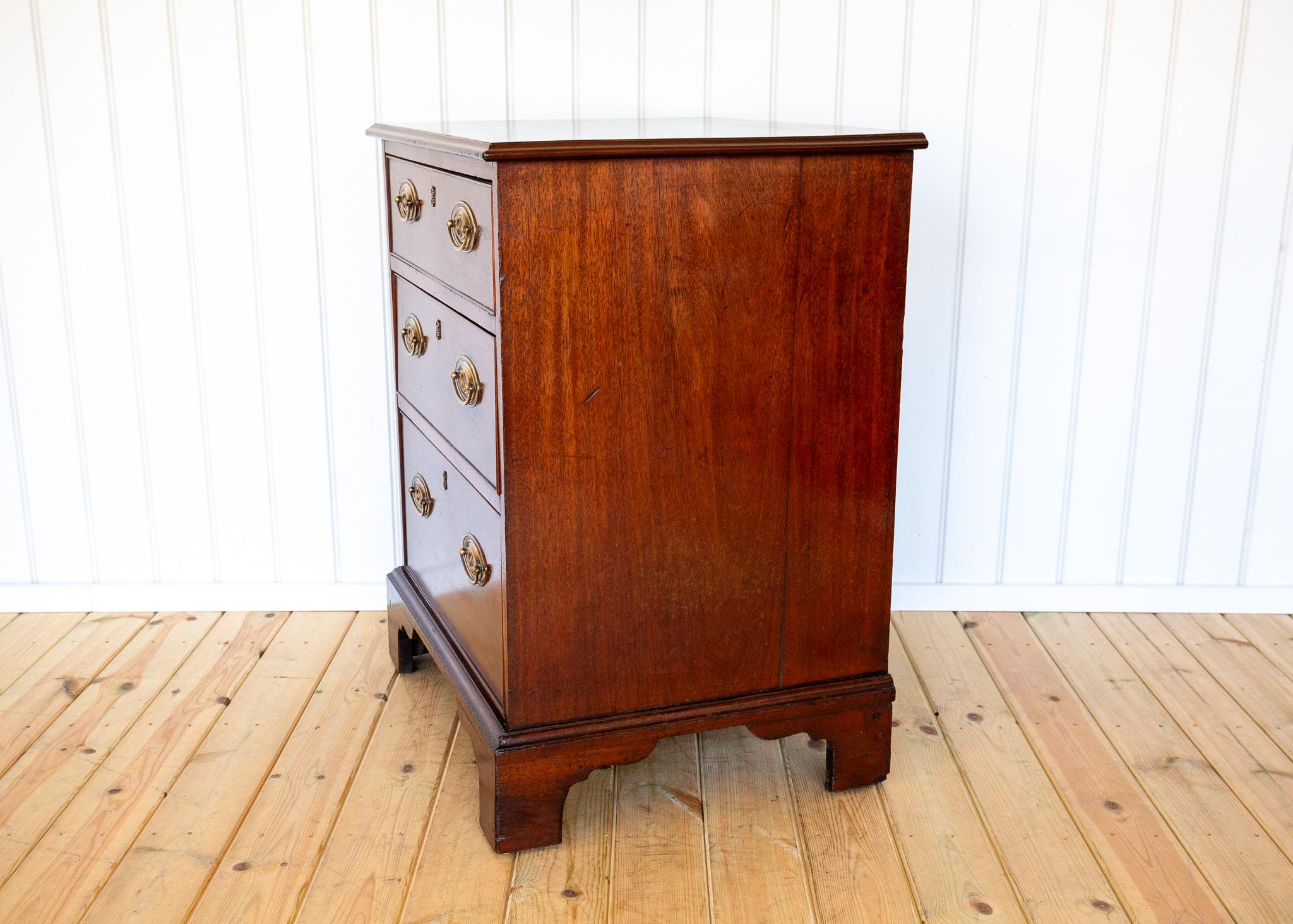XIX secolo Cassettiera in mogano Georgian House Casa di campagna Piccolo ufficio da letto per scapoli e ammogliati in vendita