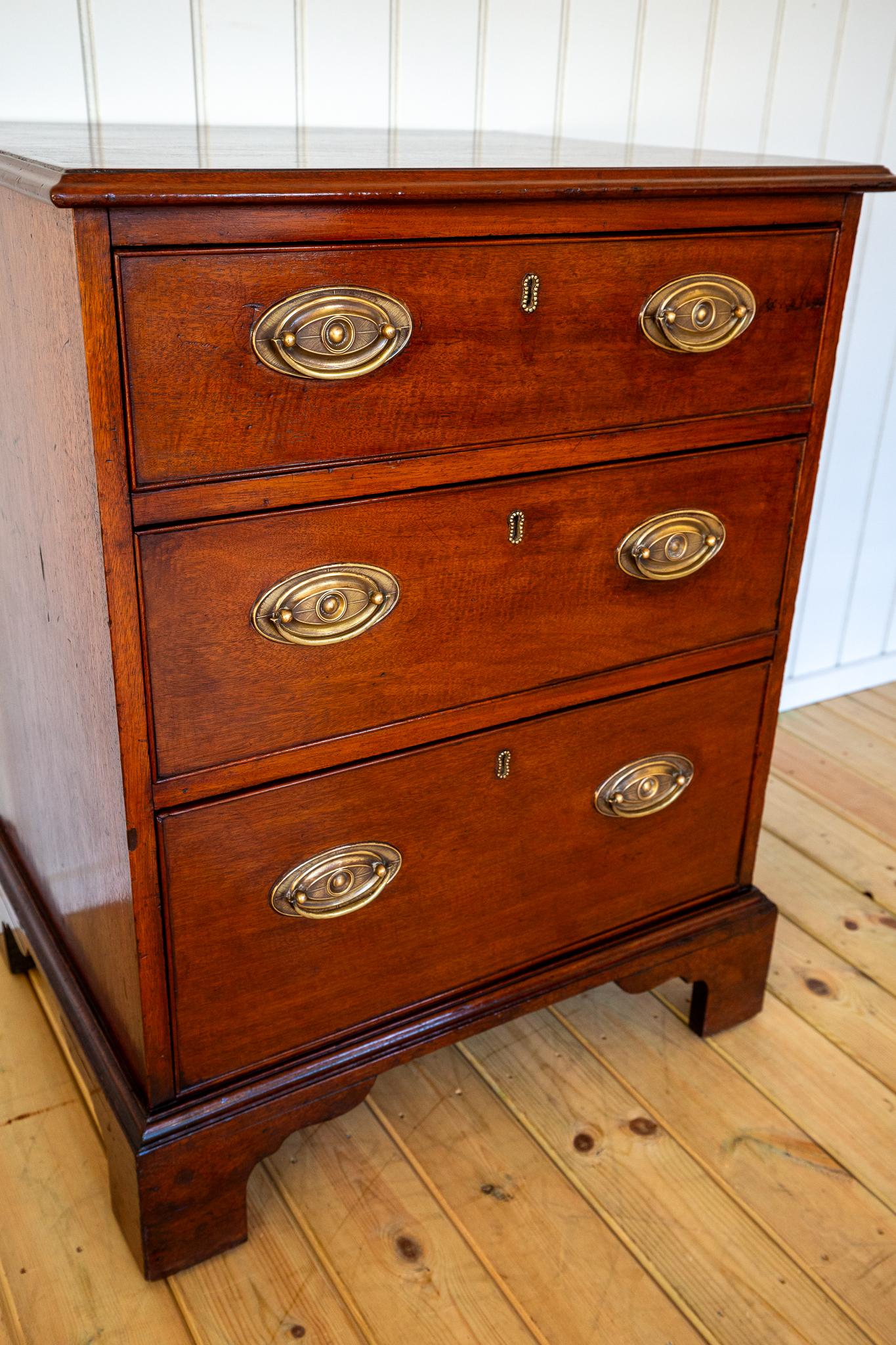 Cassettiera in mogano Georgian House Casa di campagna Piccolo ufficio da letto per scapoli e ammogliati in vendita 6