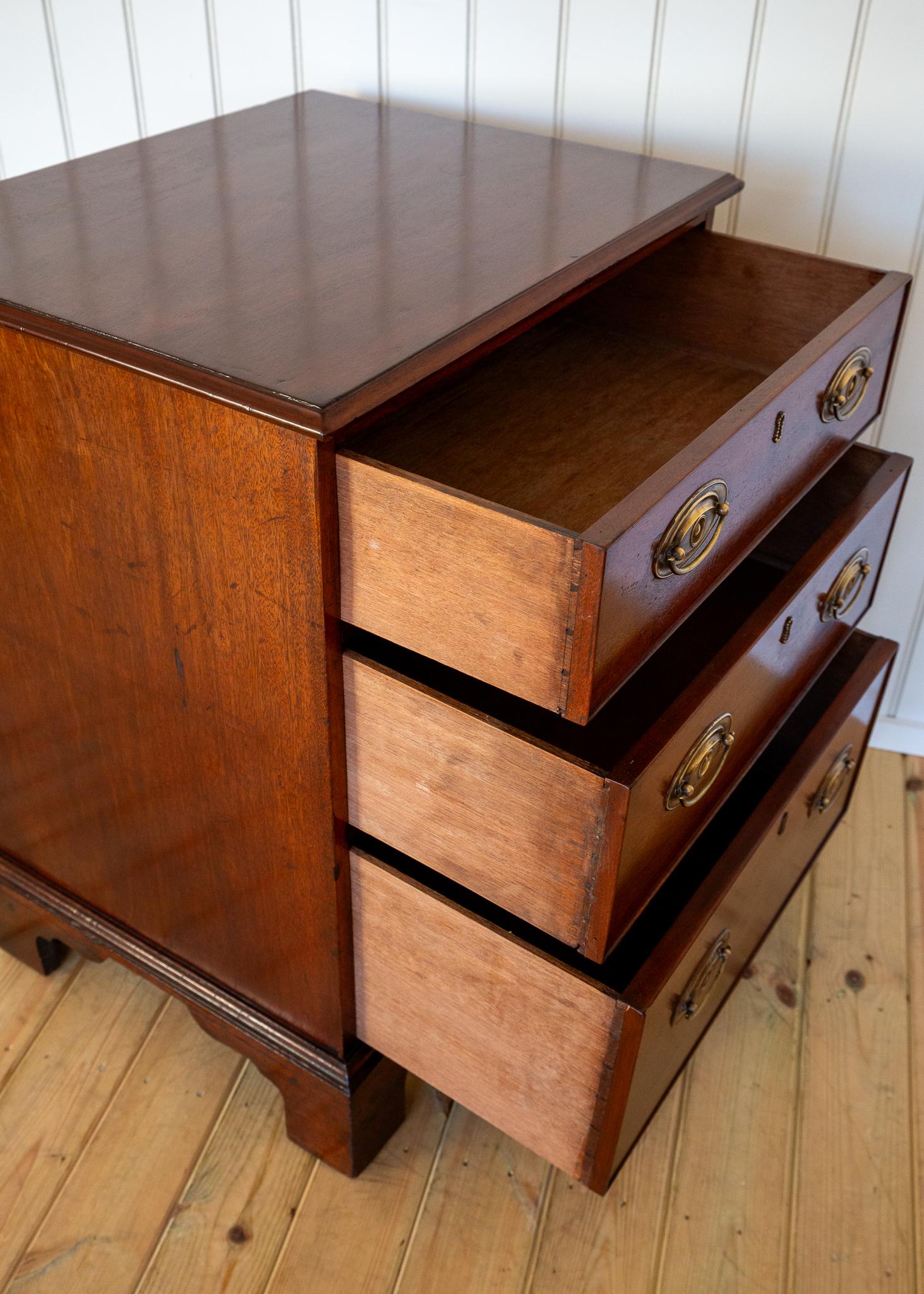 Cassettiera in mogano Georgian House Casa di campagna Piccolo ufficio da letto per scapoli e ammogliati in vendita 8