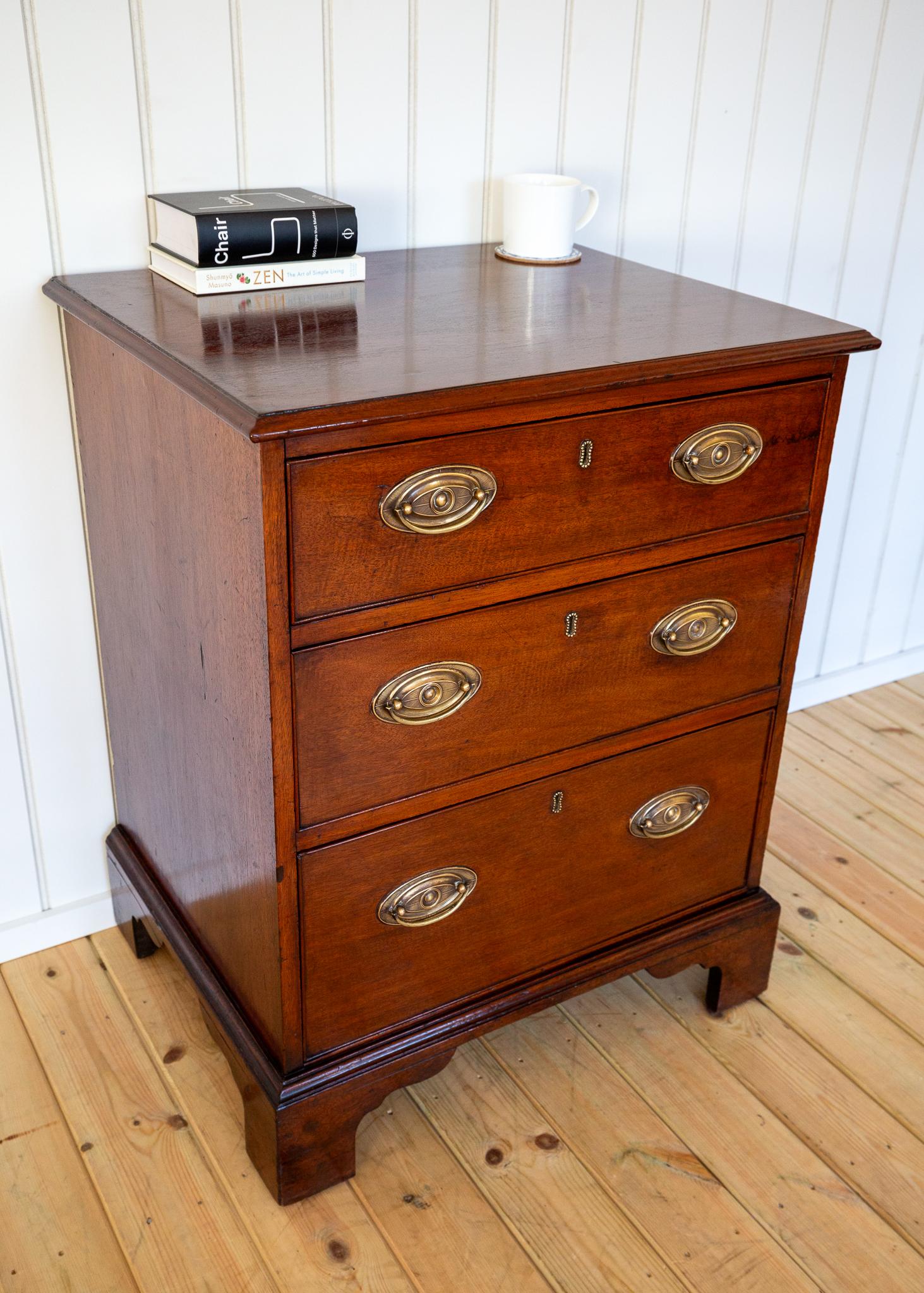 Cassettiera in mogano Georgian House Casa di campagna Piccolo ufficio da letto per scapoli e ammogliati in vendita 9