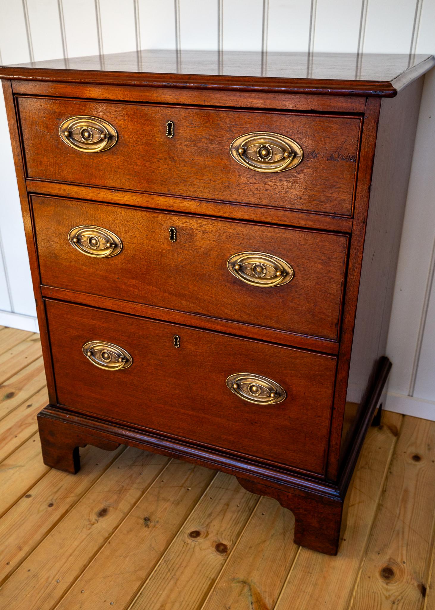 Cassettiera in mogano Georgian House Casa di campagna Piccolo ufficio da letto per scapoli e ammogliati in vendita 10