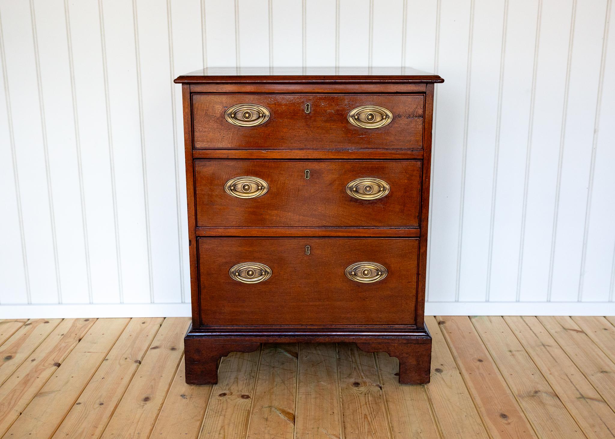 Georgiano Cassettiera in mogano Georgian House Casa di campagna Piccolo ufficio da letto per scapoli e ammogliati in vendita