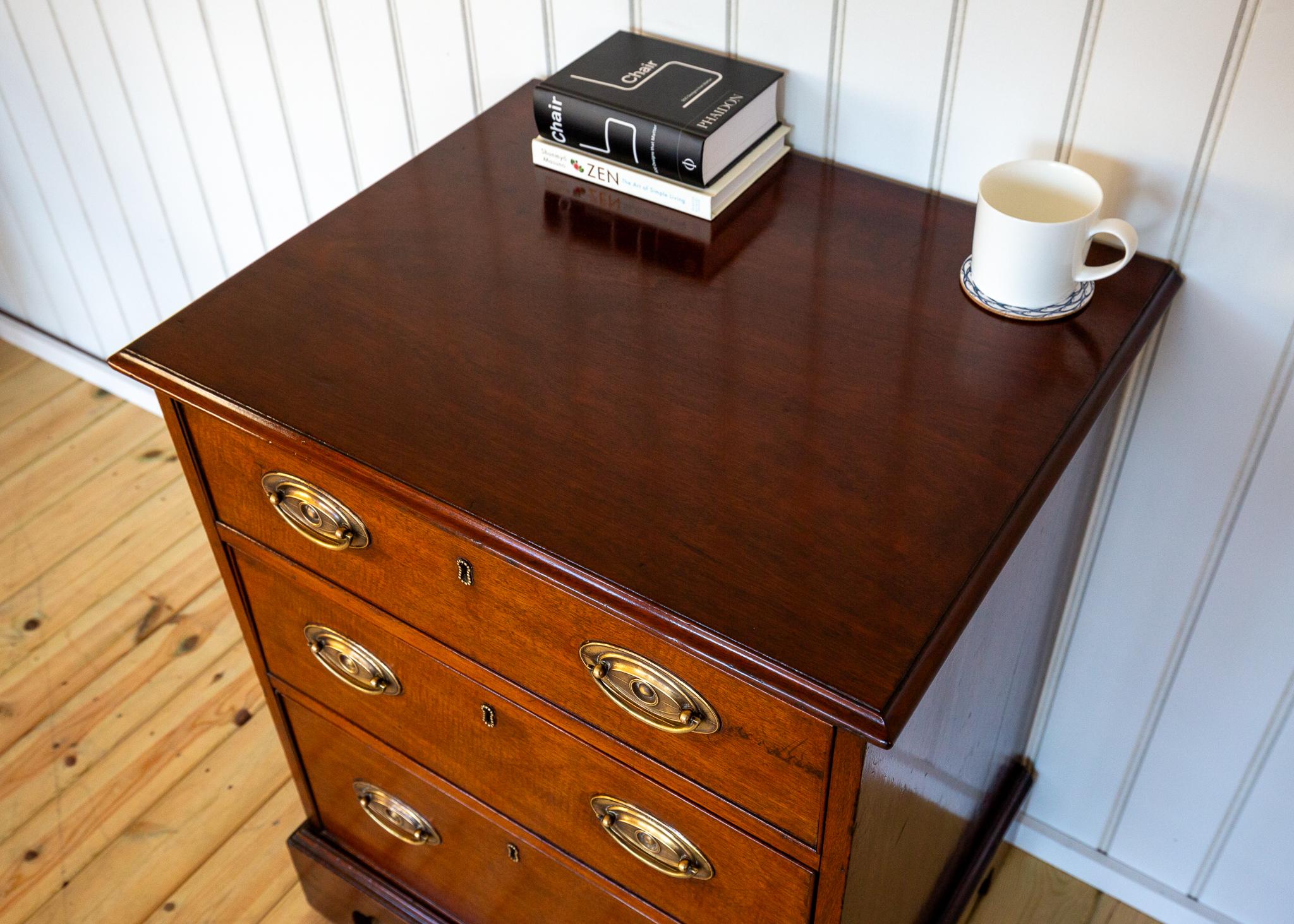 Intagliato a mano Cassettiera in mogano Georgian House Casa di campagna Piccolo ufficio da letto per scapoli e ammogliati in vendita