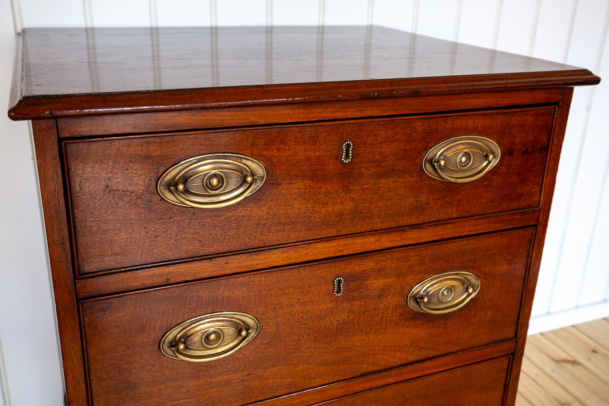 Britannico Cassettiera in mogano Georgian House Casa di campagna Piccolo ufficio da letto per scapoli e ammogliati in vendita