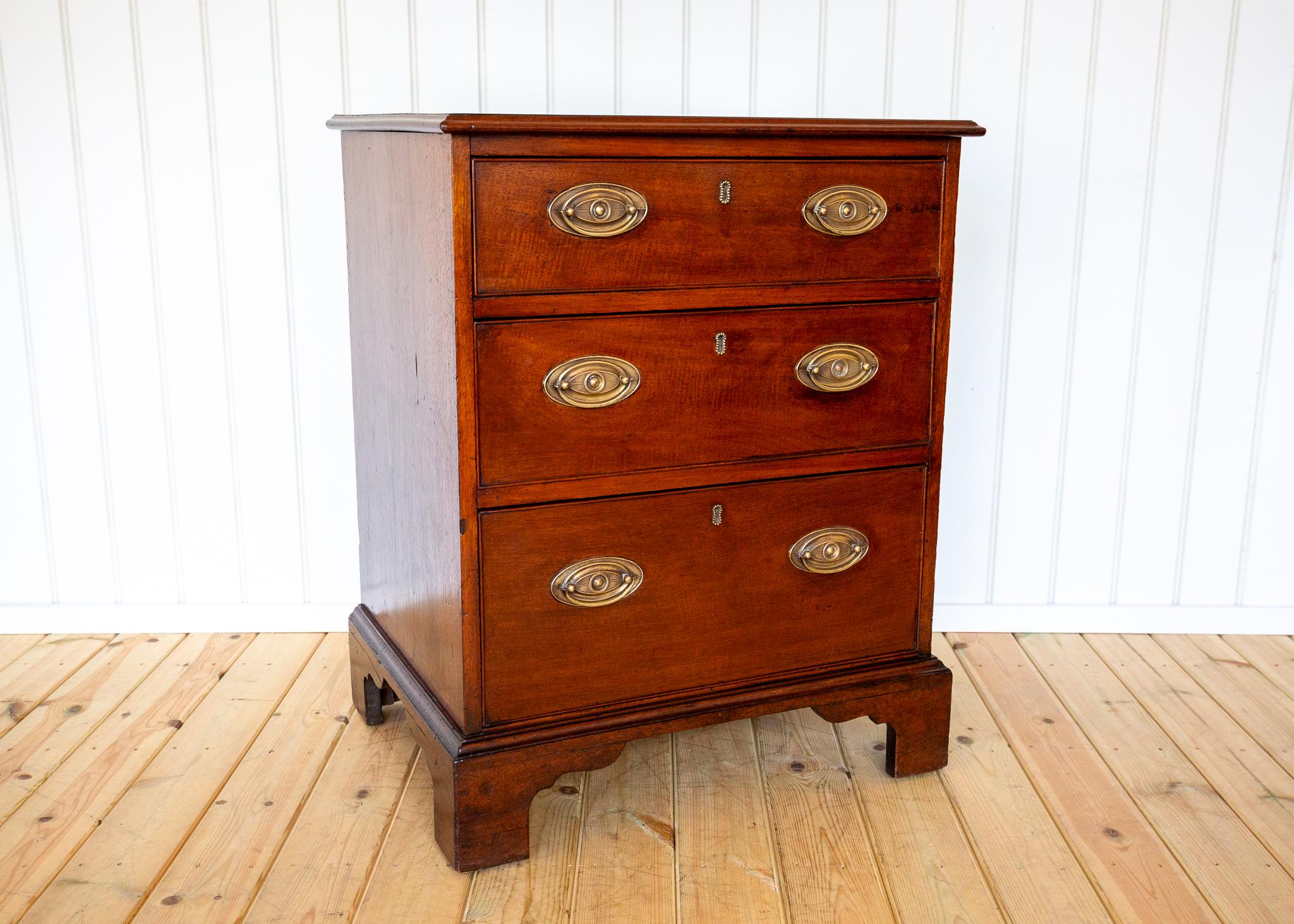 Cassettiera in mogano Georgian House Casa di campagna Piccolo ufficio da letto per scapoli e ammogliati in vendita 2