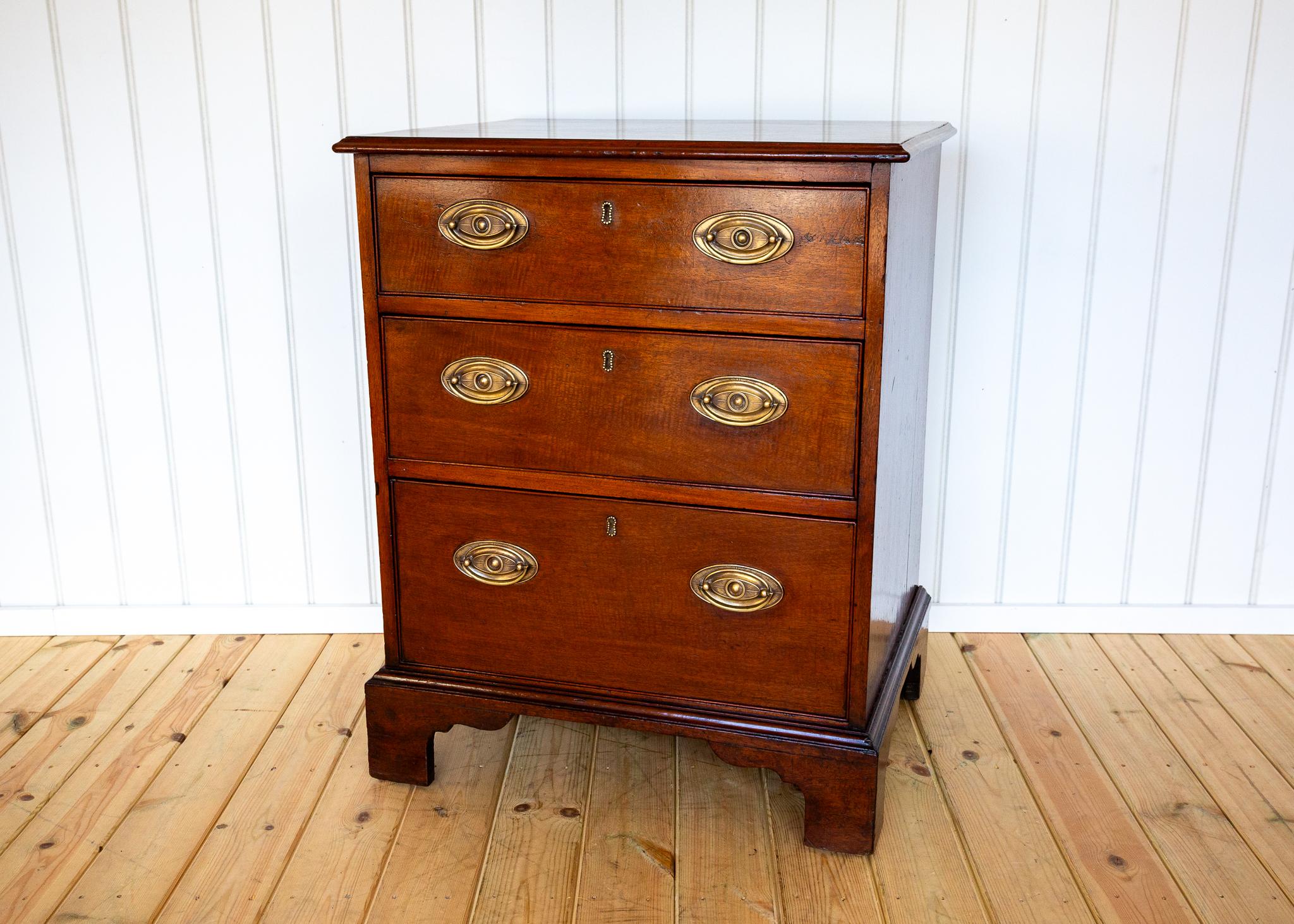 Cassettiera in mogano Georgian House Casa di campagna Piccolo ufficio da letto per scapoli e ammogliati in vendita 3