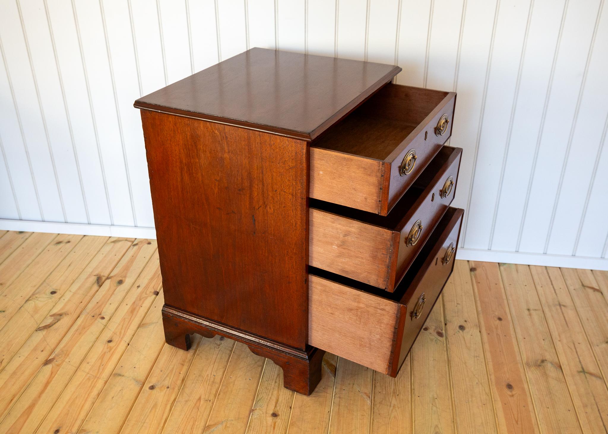 Cassettiera in mogano Georgian House Casa di campagna Piccolo ufficio da letto per scapoli e ammogliati In condizioni buone in vendita a London, GB