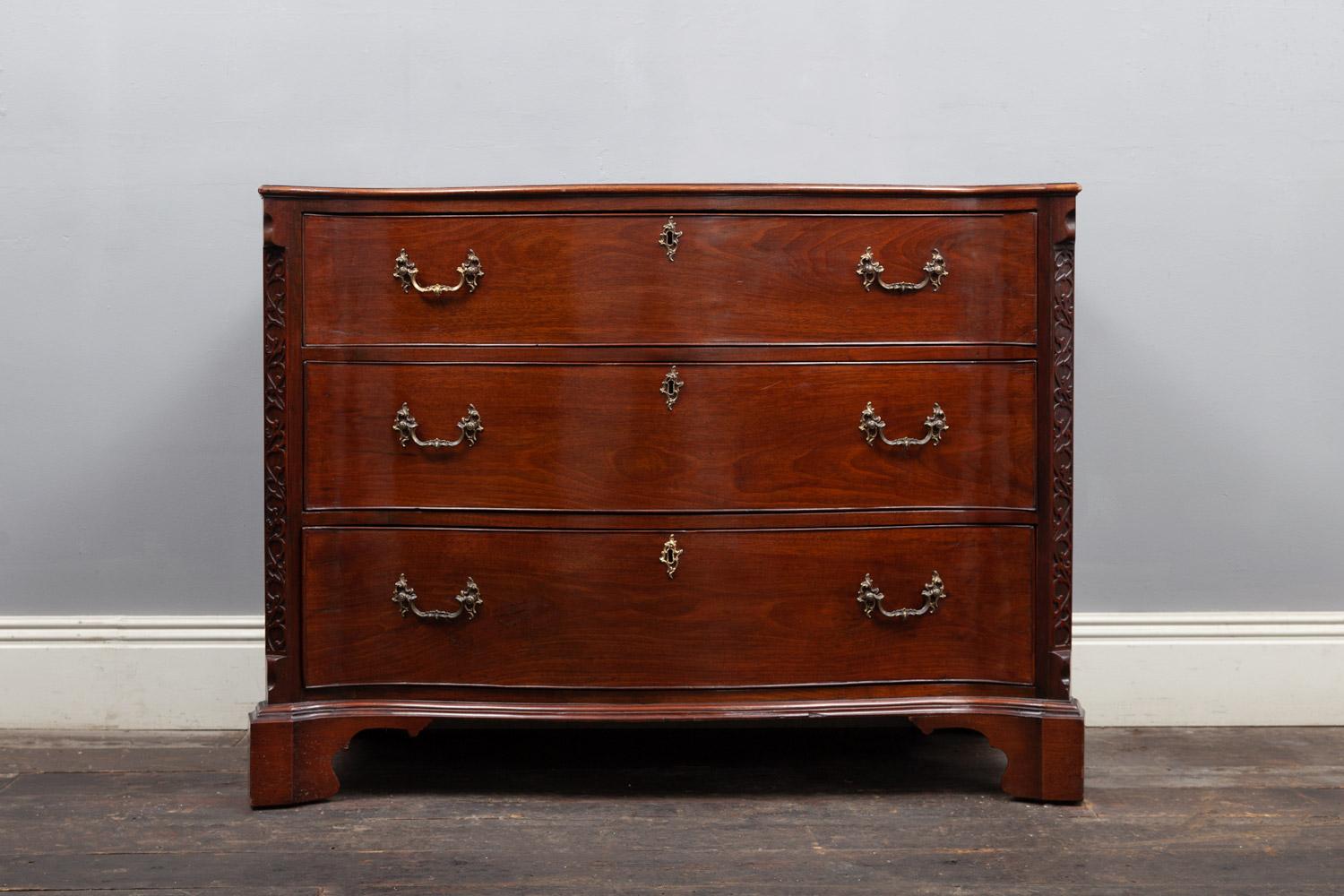 Chippendale Cassettone georgiano in mogano in vendita