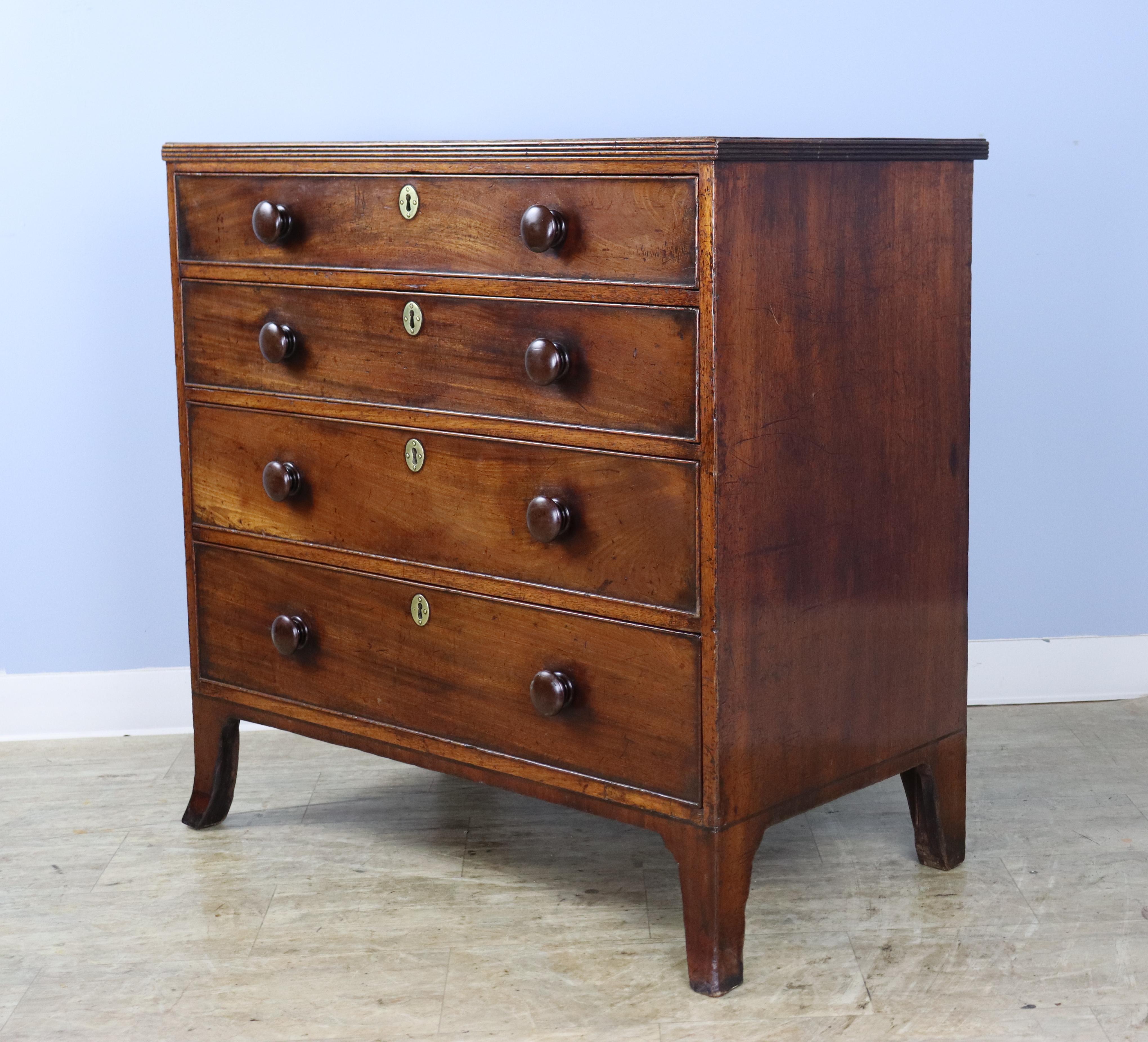 Georgian Mahogany Chest of Drawers with Splayed Feet In Good Condition In Port Chester, NY