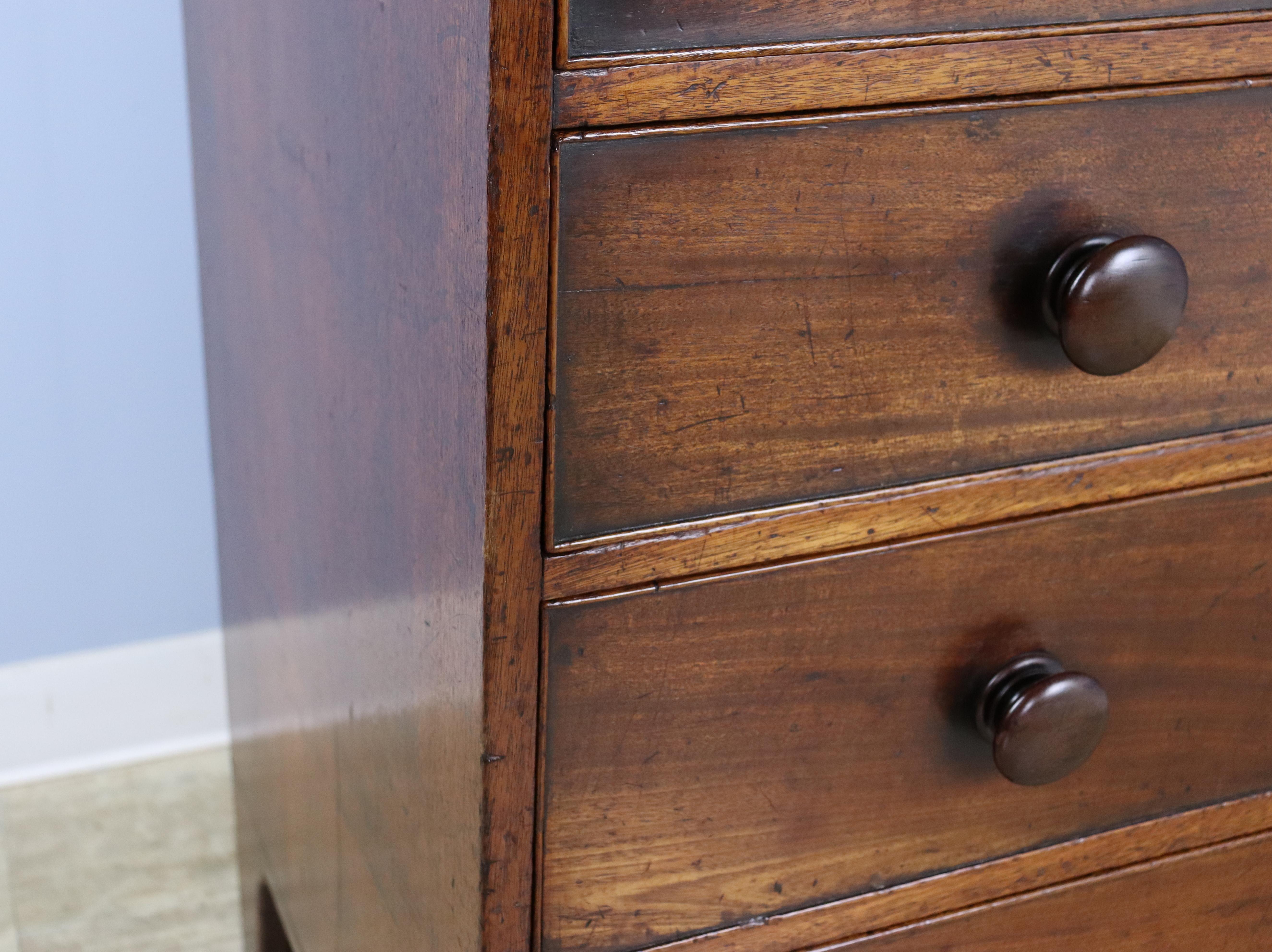 Georgian Mahogany Chest of Drawers with Splayed Feet 1