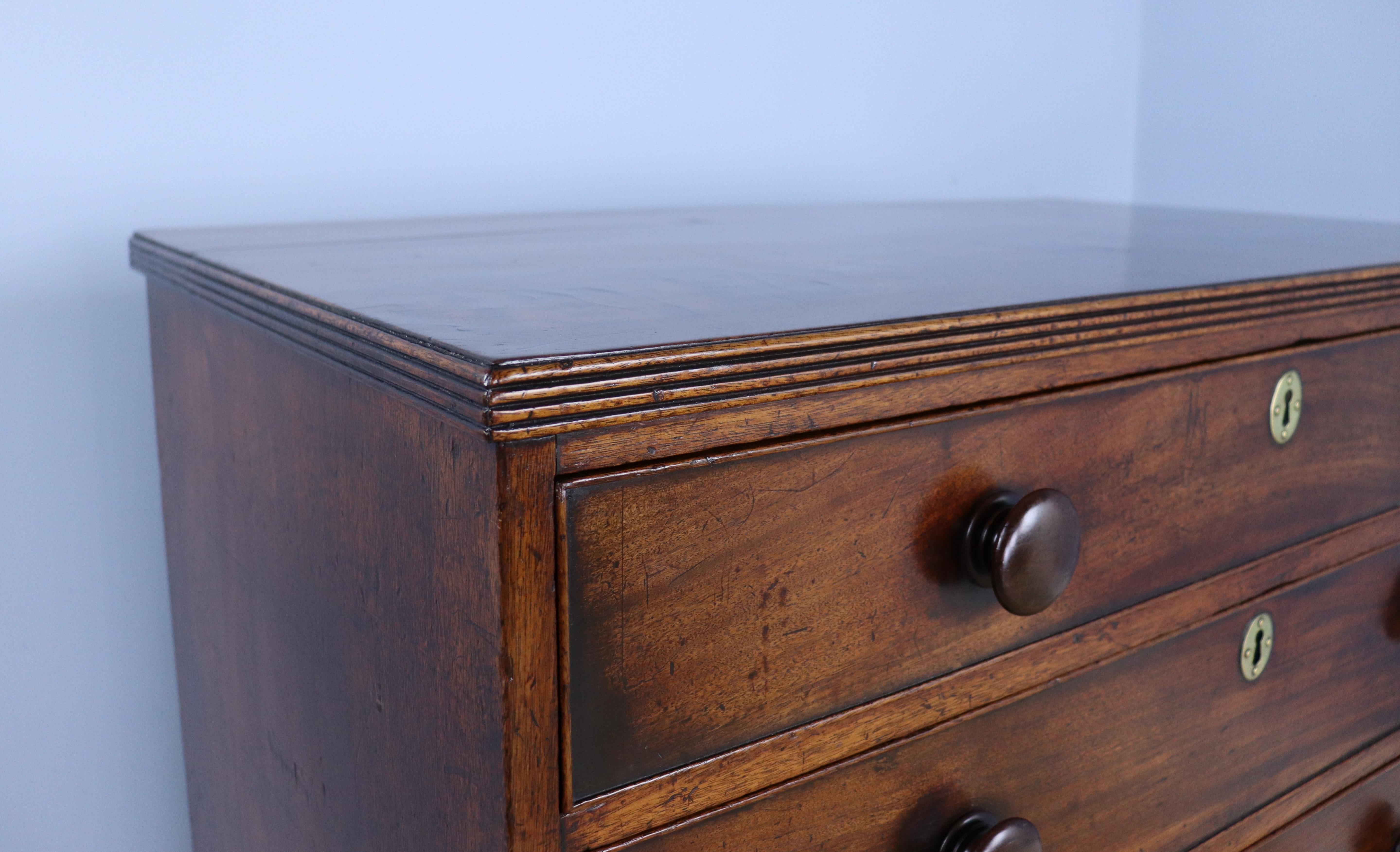 Georgian Mahogany Chest of Drawers with Splayed Feet 2