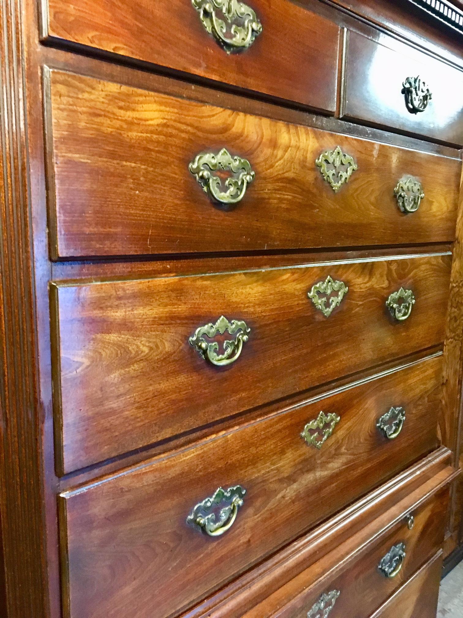 Late 18th century mahogany chest on chest with brushing slide.
This delightful chest is of a compact size, has the most glorious original antique colour and patina,
along with all its original Brass handles and escutchon plates. A super original